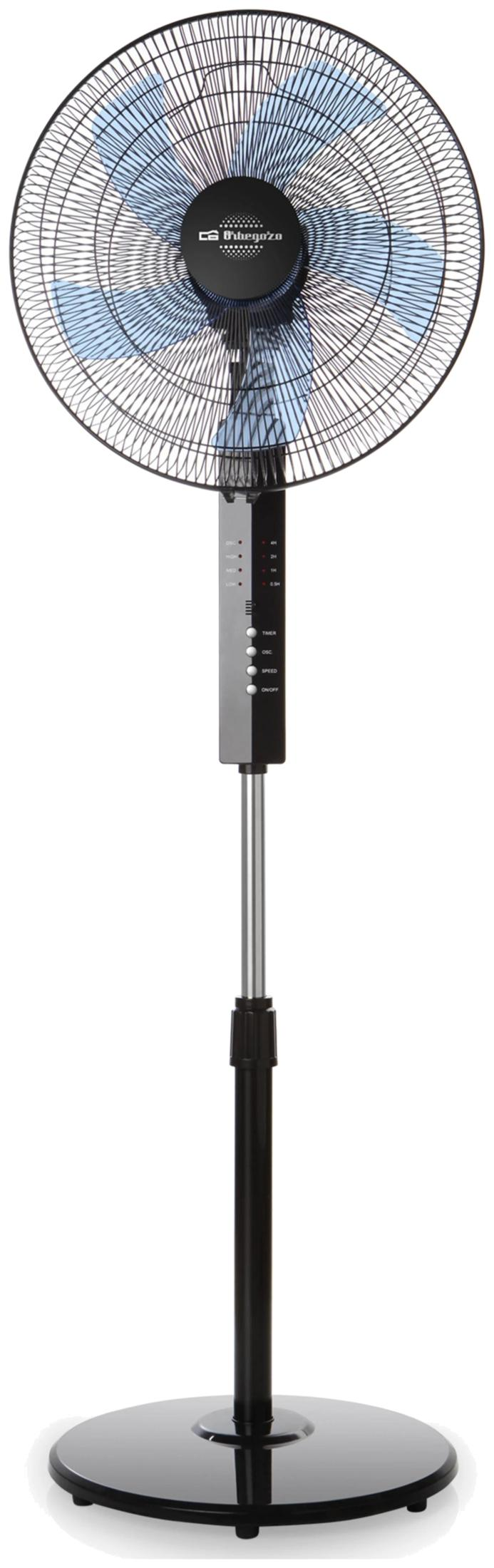 Un ventilatore da terra nero con pale blu e supporto argentato.