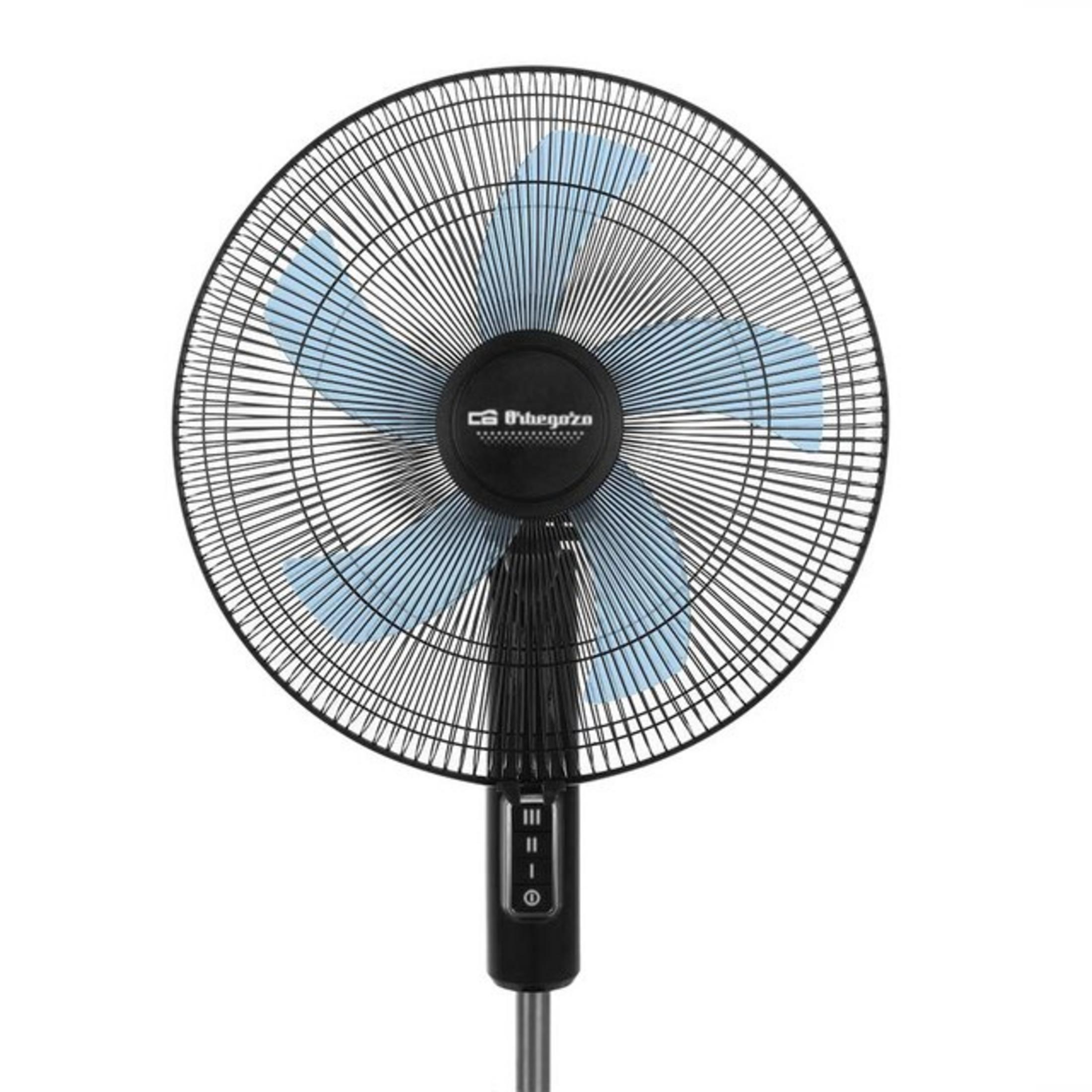 Un ventilatore da terra nero con griglia rotonda e pale blu. Pannello di controllo sul gambo.