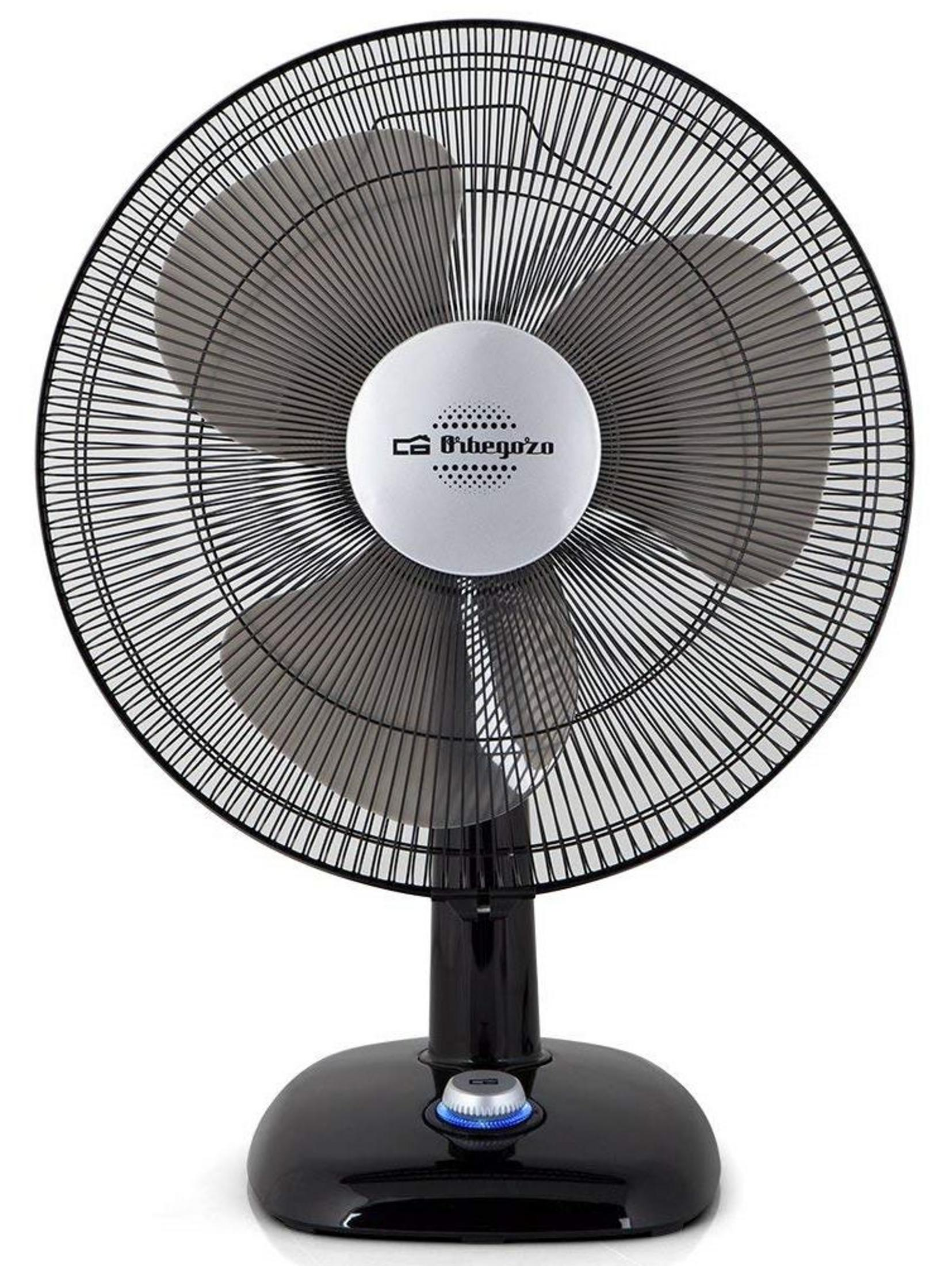 Un ventilador de mesa negro con tres aspas grises y un centro plateado.