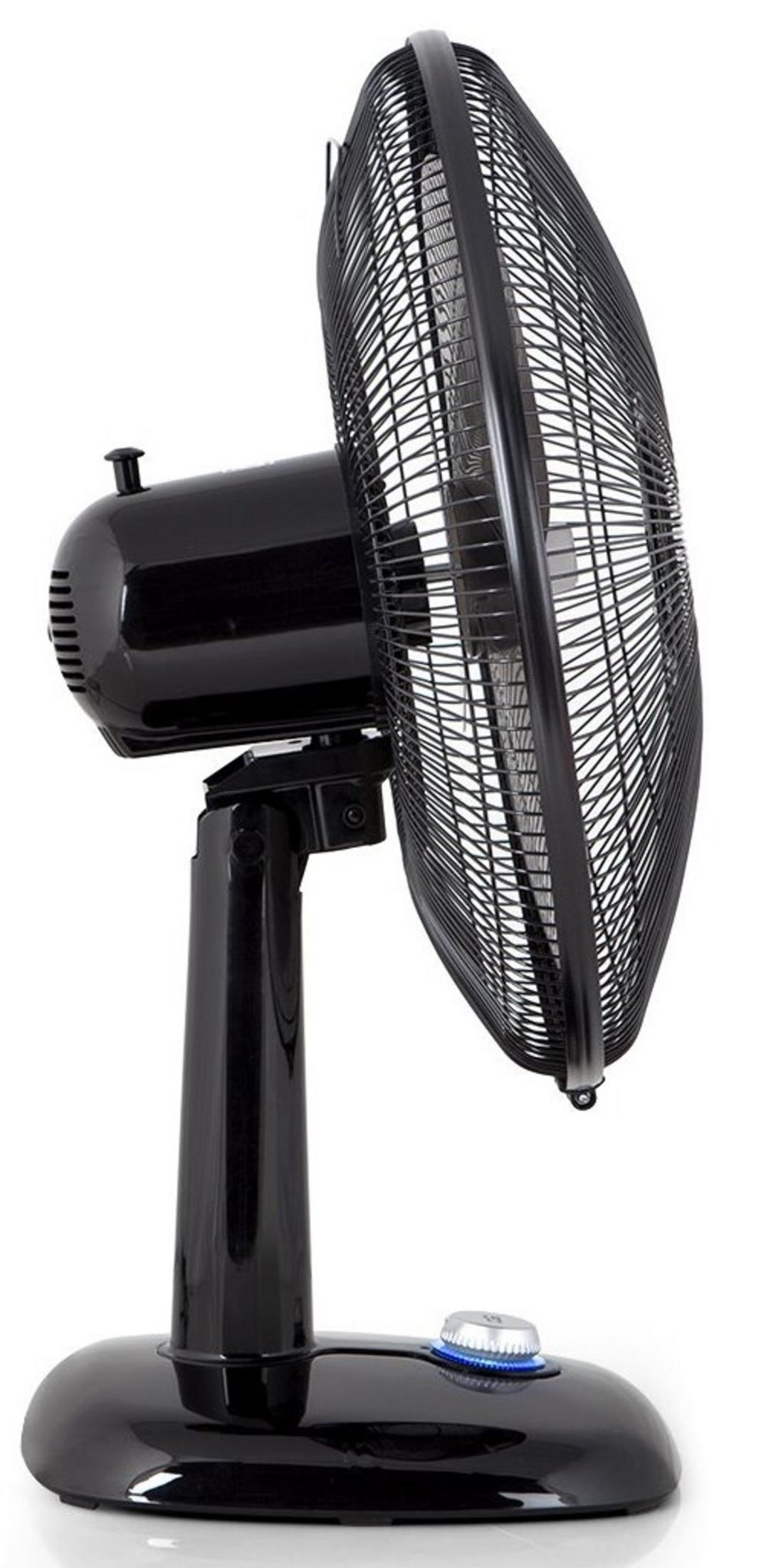 Un ventilador de escritorio negro oscilante con rejilla metálica y cabeza ajustable.
