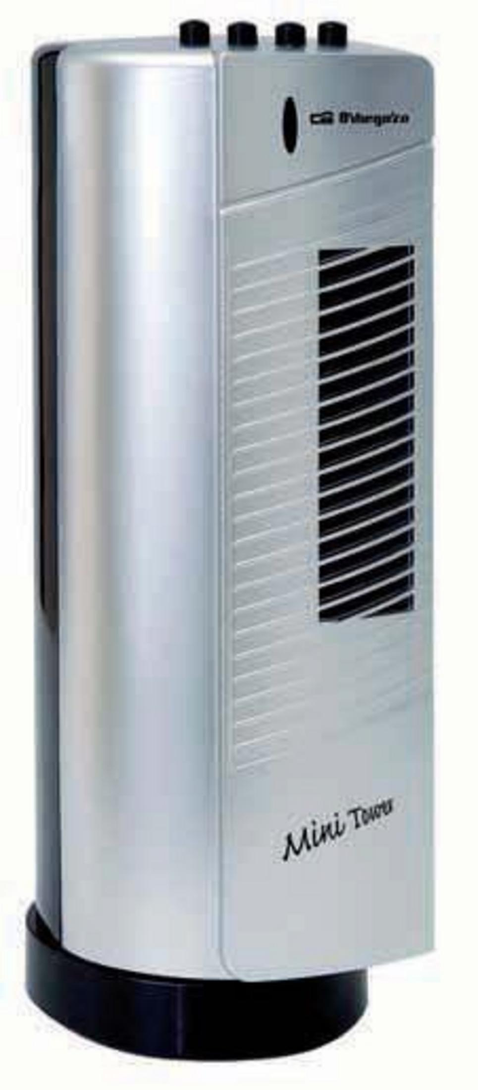 Un mini ventilador de torre plateado con botones negros y rejillas de ventilación.