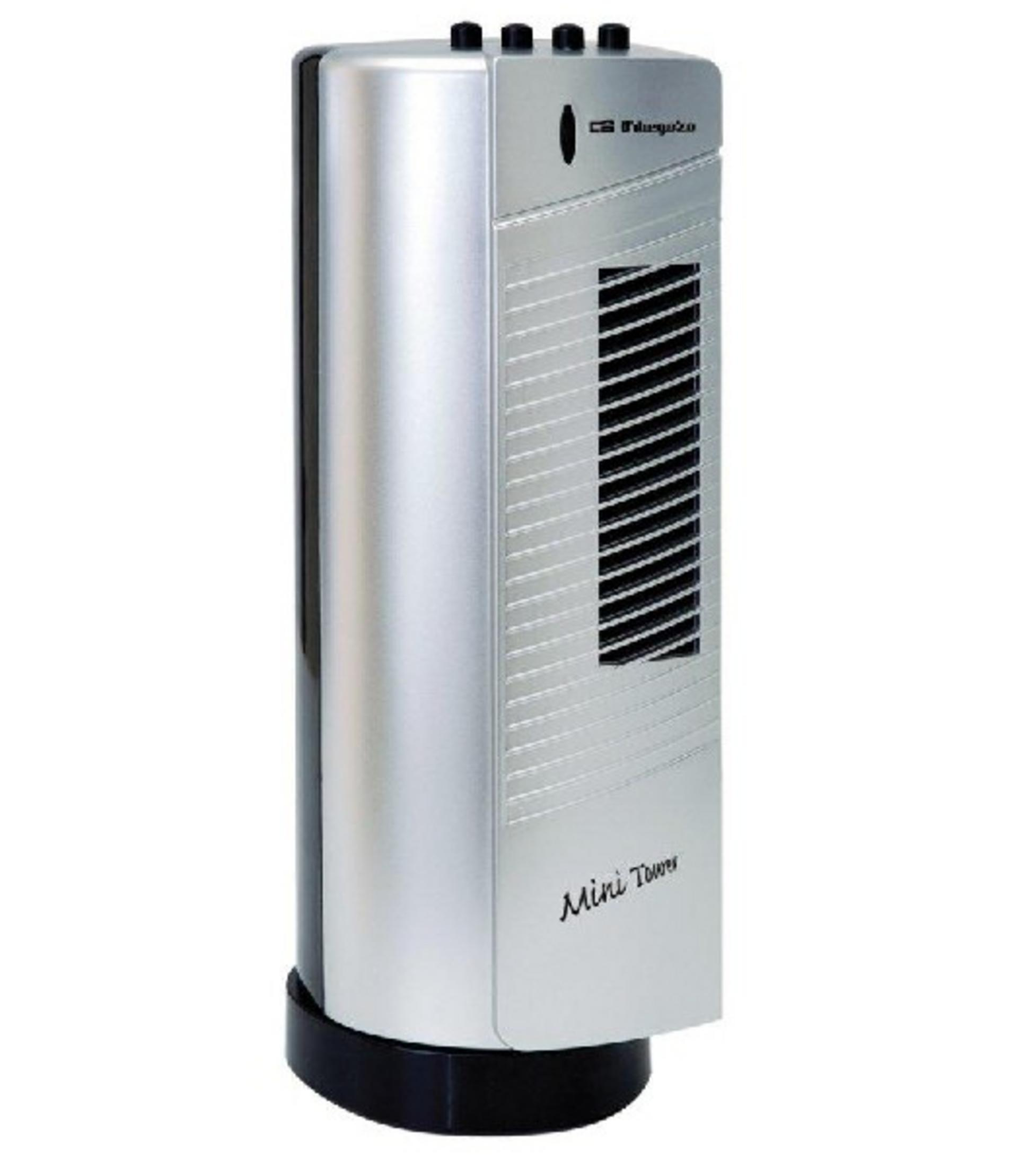 Un ventilador de torre plateado y elegante con controles negros y rejillas de ventilación.