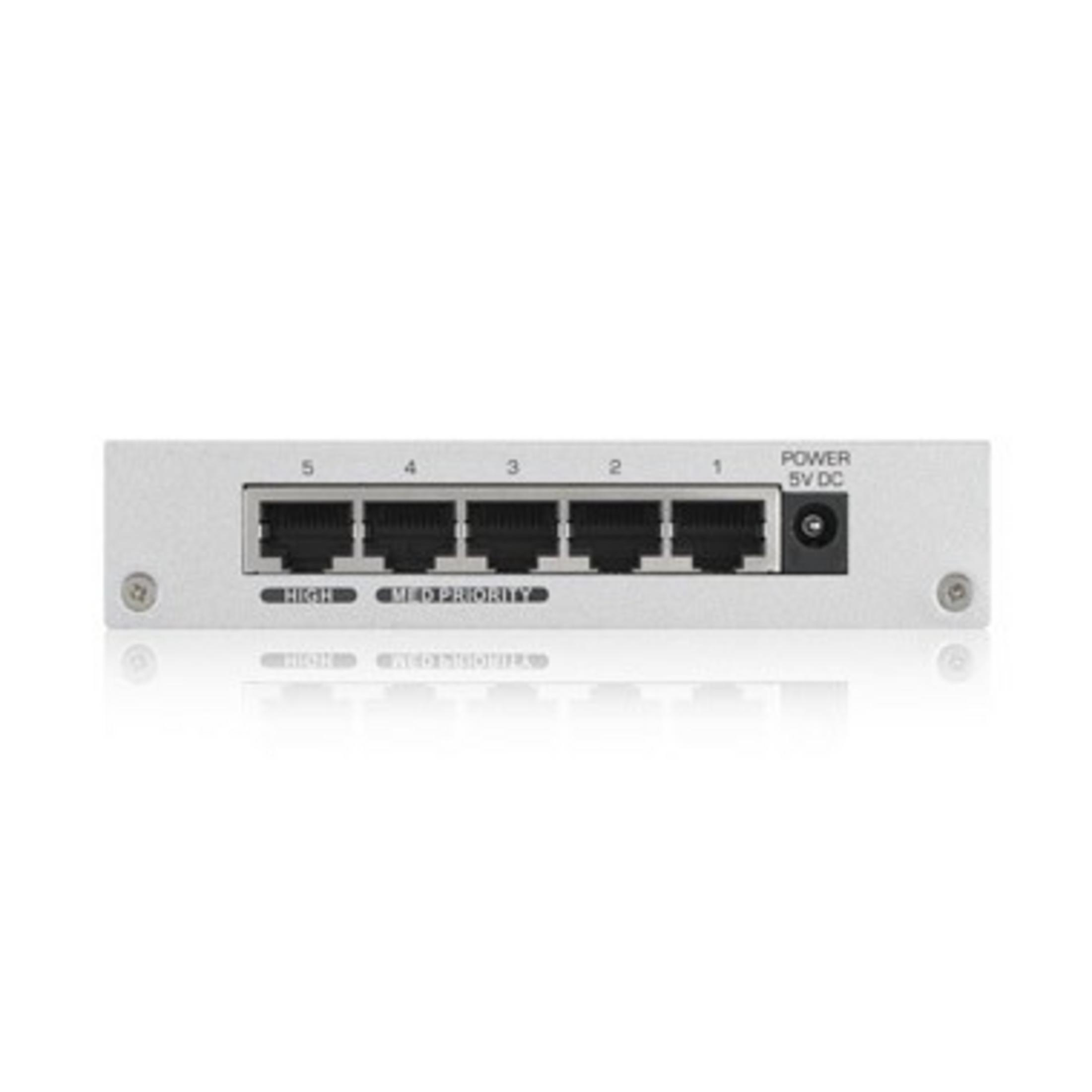 Uno switch di rete argentato a 5 porte con porte RJ45 e connettore di alimentazione.