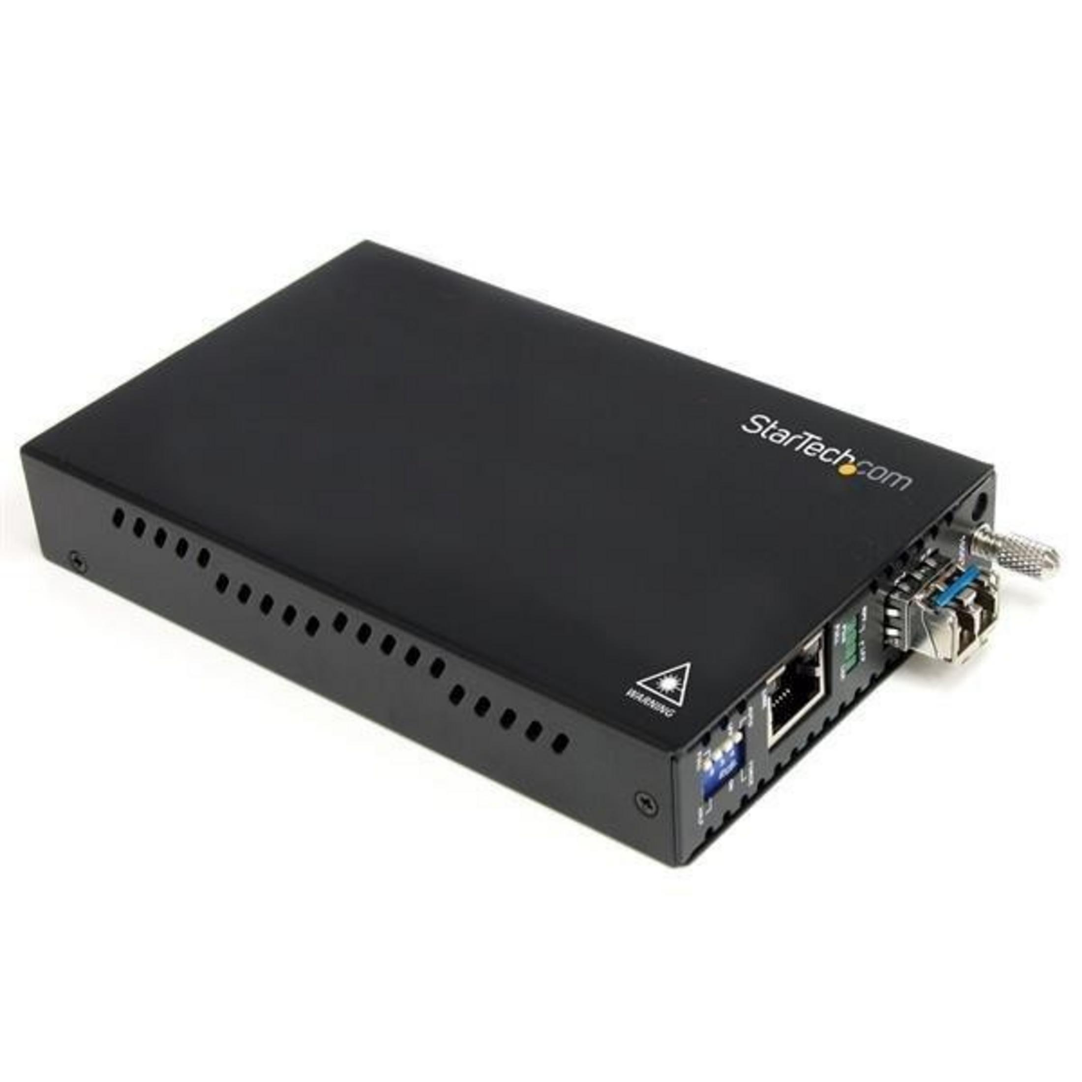Un dispositivo de red StarTech.com negro con puertos y orificios de ventilación.