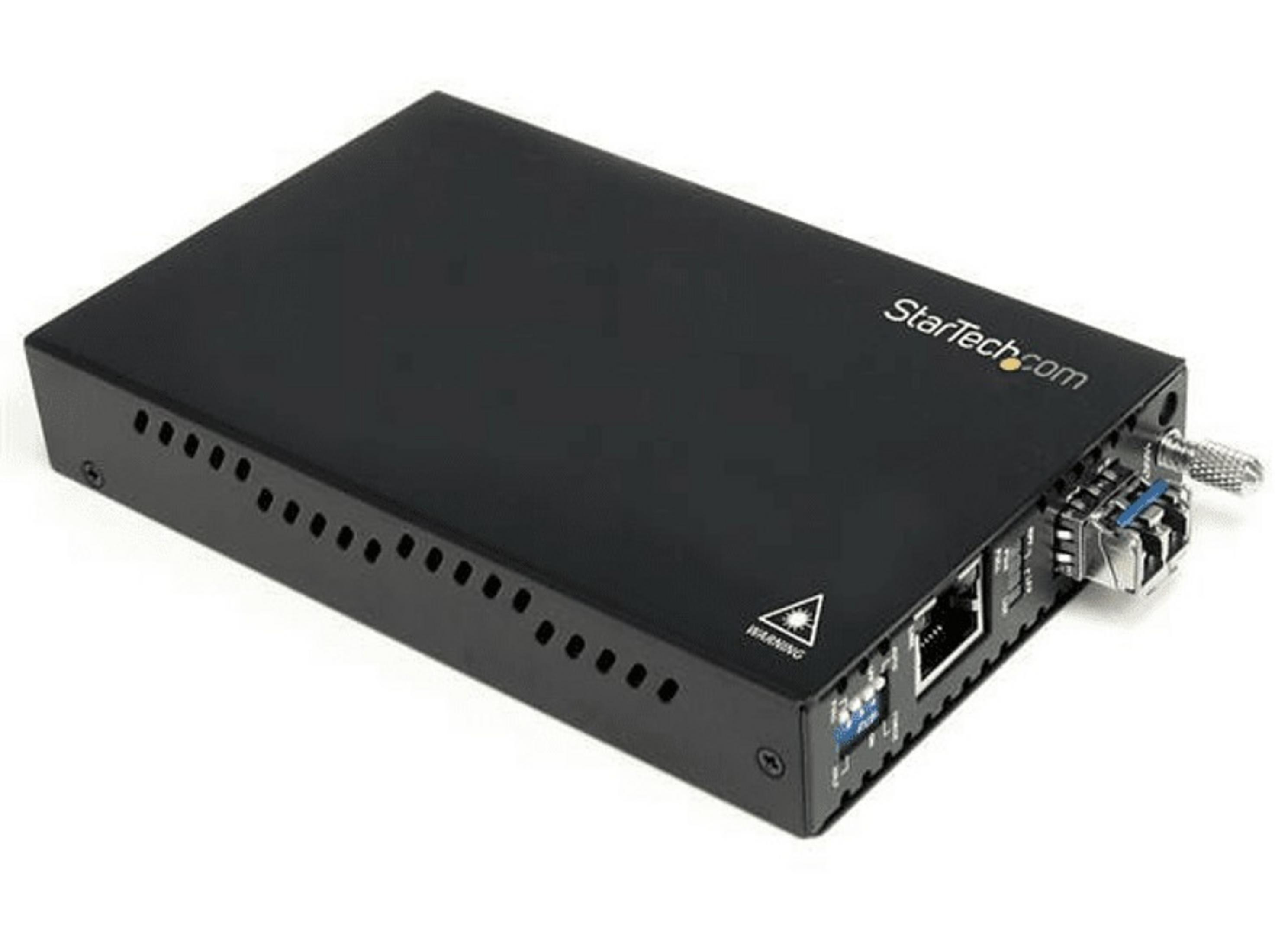Dispositivo negro StarTech.com con rejillas de ventilación y puertos.
