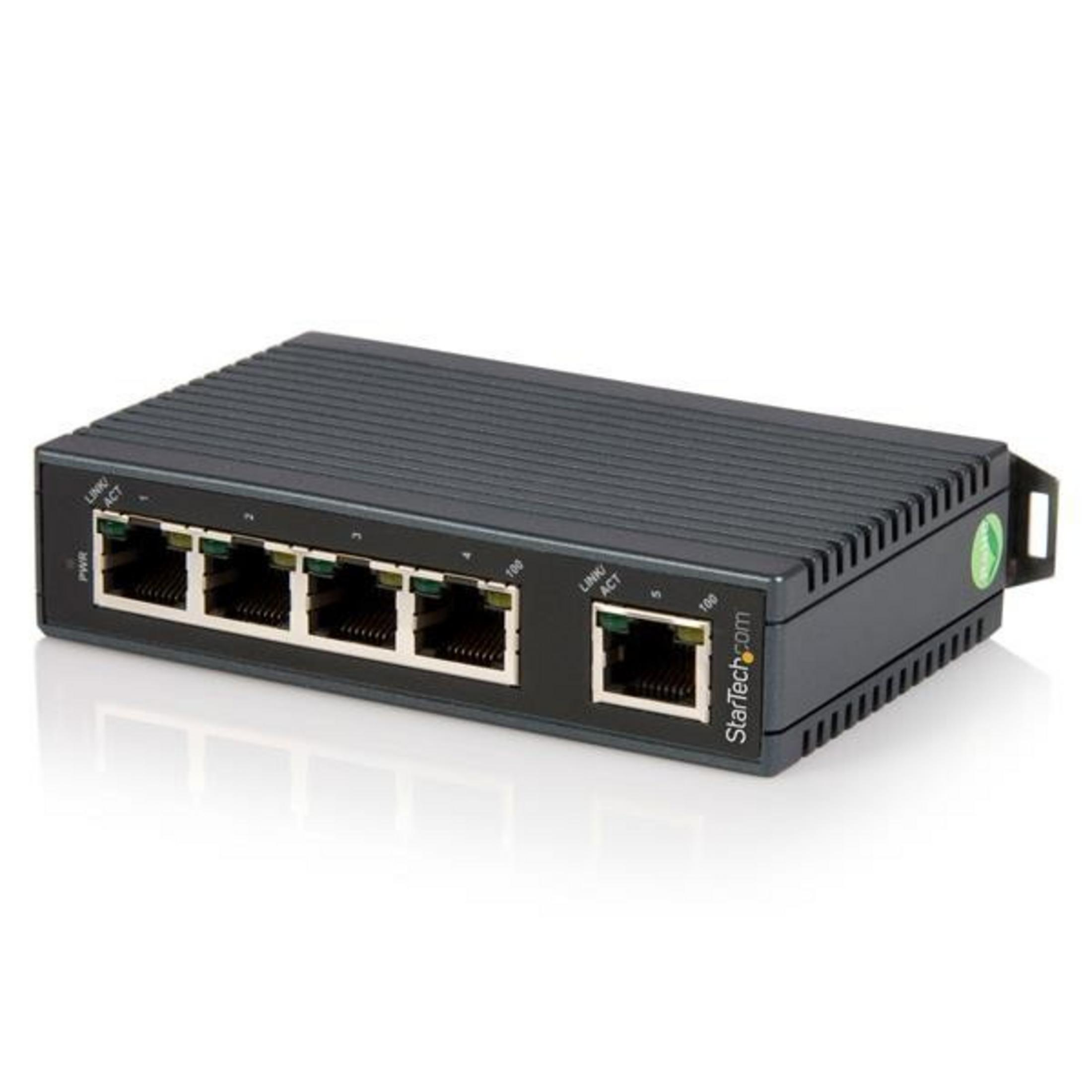 Uno switch di rete scuro con cinque porte e LED blu.