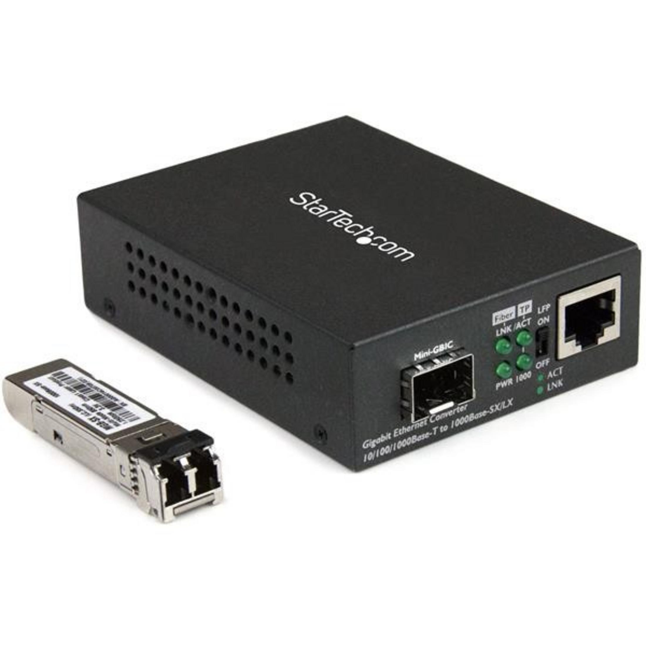 Convertidor Ethernet negro con Mini-GBIC y módulo SFP, fondo blanco.