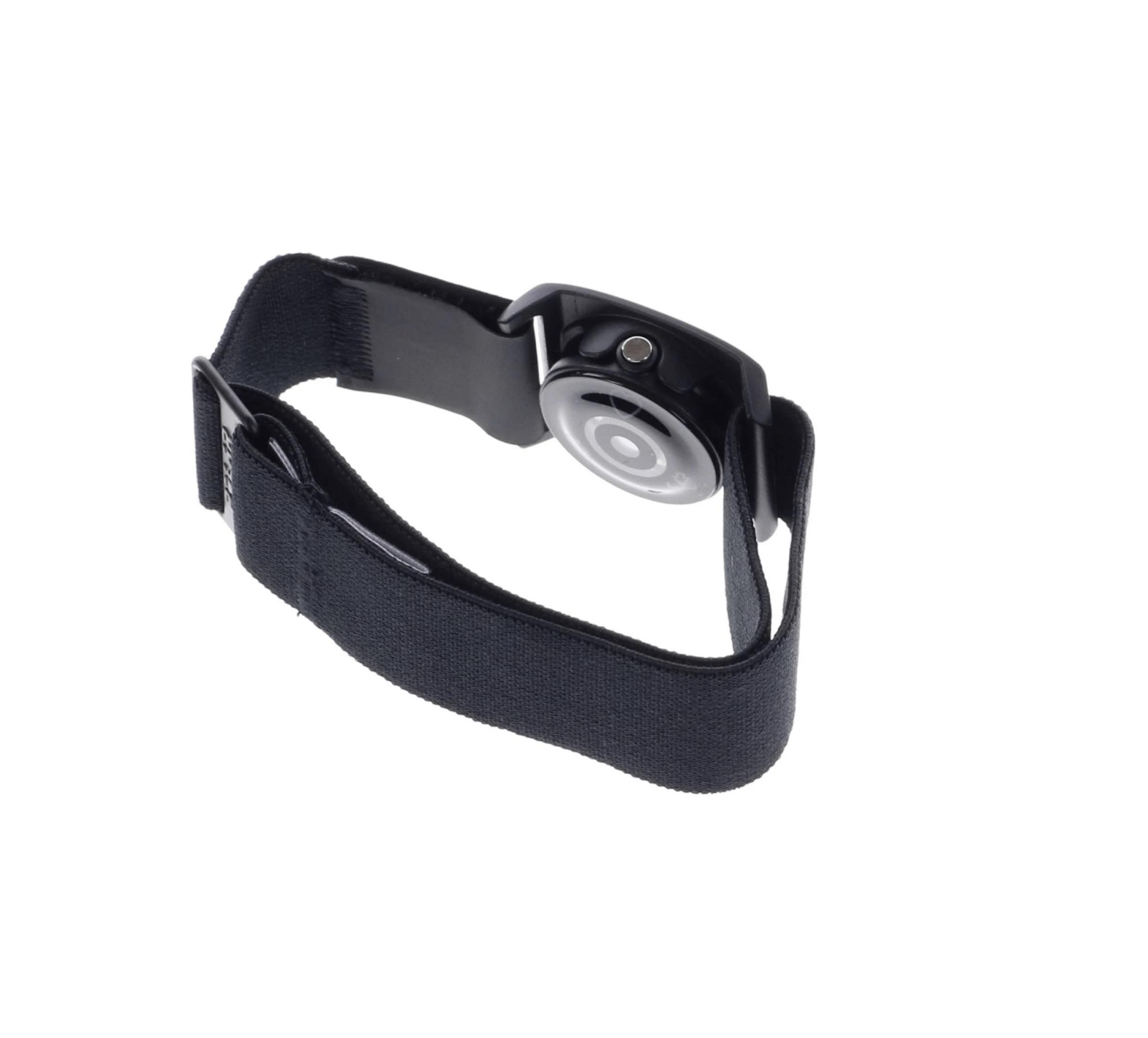 Brazalete de tela negra con caja negra y detalles plateados.