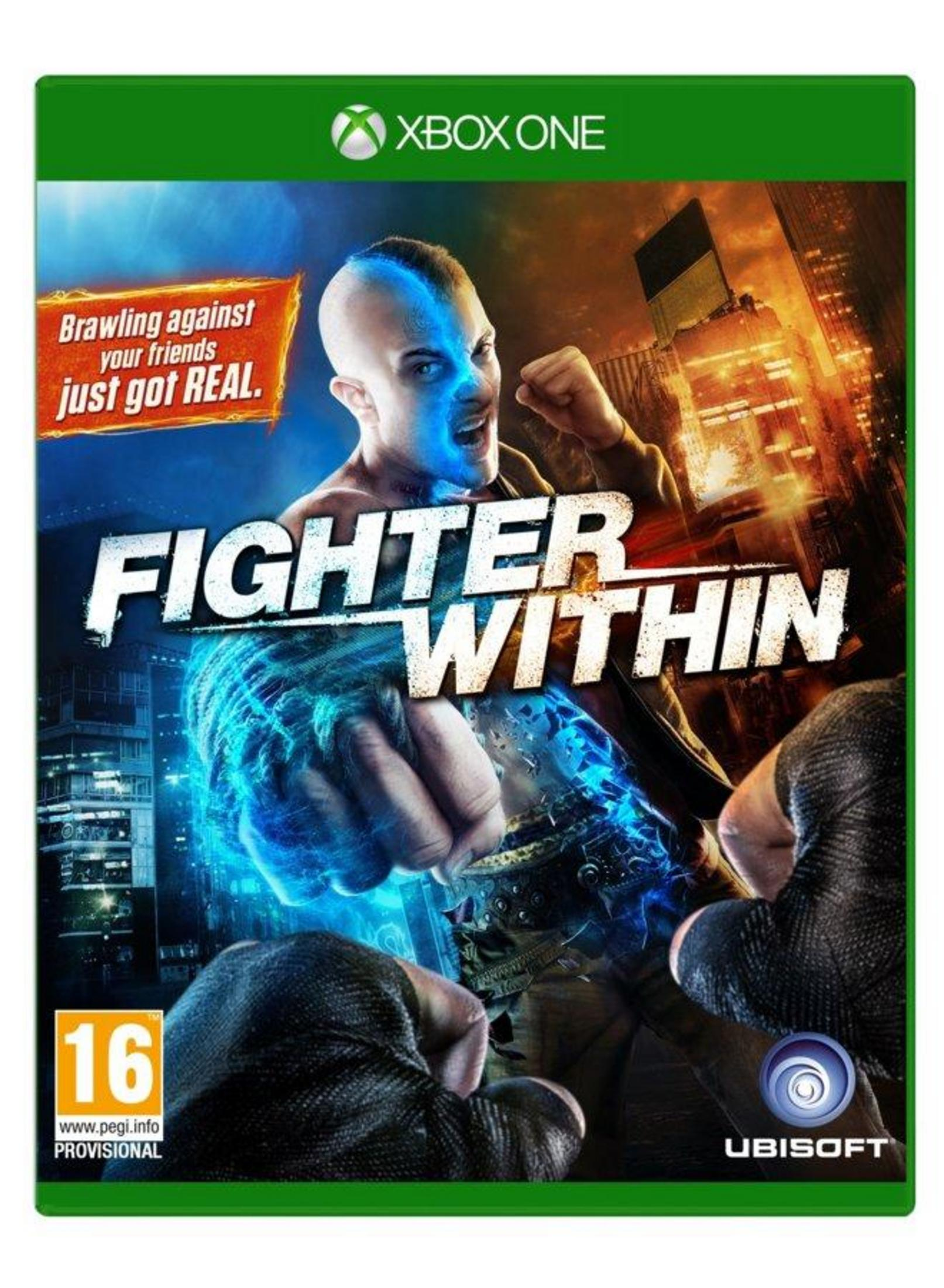 Un hombre con puños azules brillantes lucha ante un telón de fondo de ciudad. Xbox One.