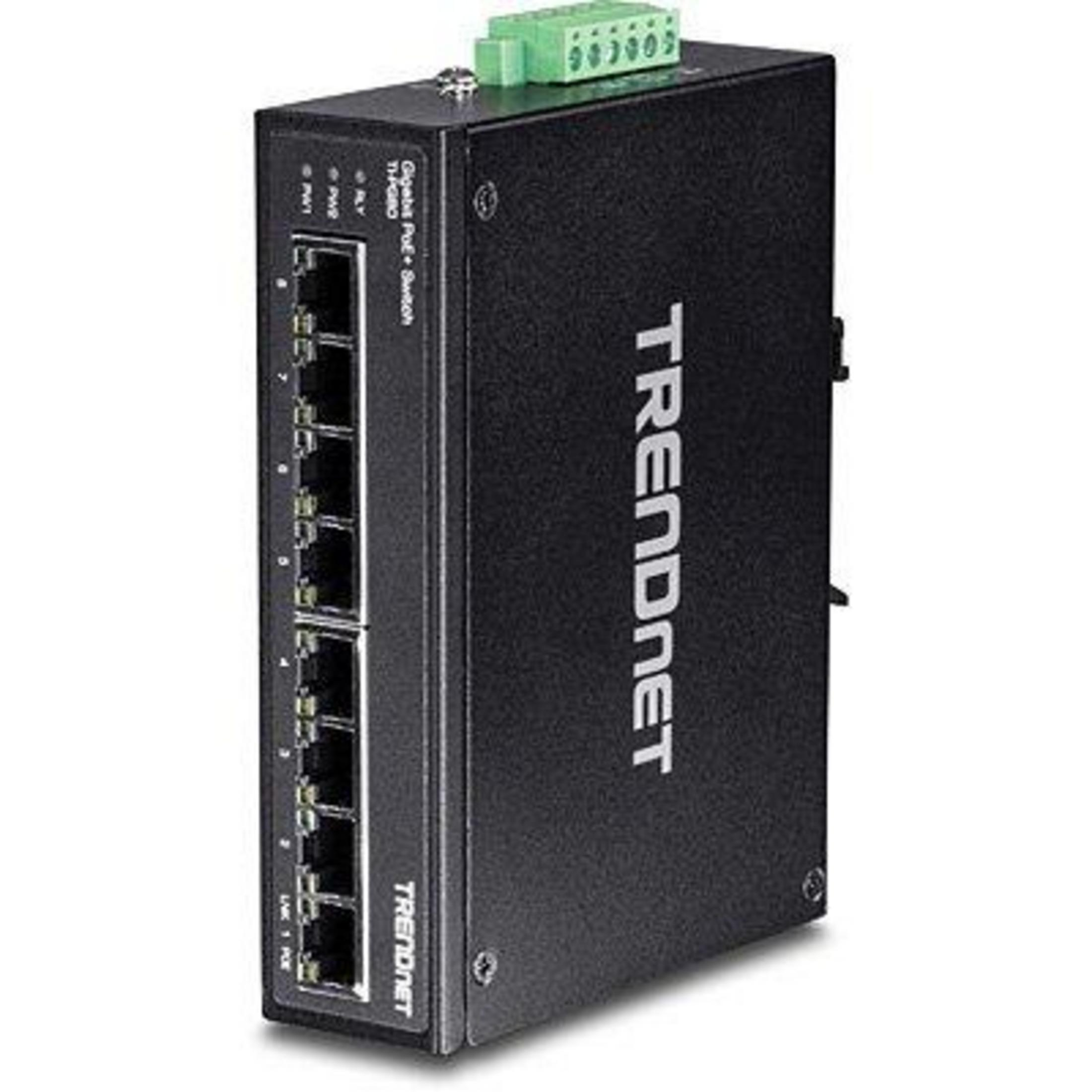 Switch TRENDnet Gigabit PoE+ nero con 8 porte e un morsetto verde in cima.