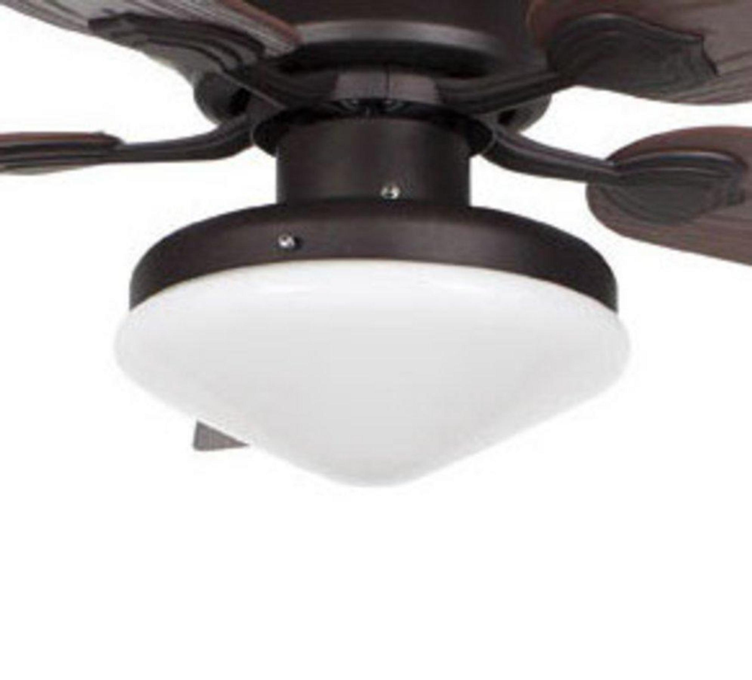 Ventilatore da soffitto marrone scuro con lampada bianca.