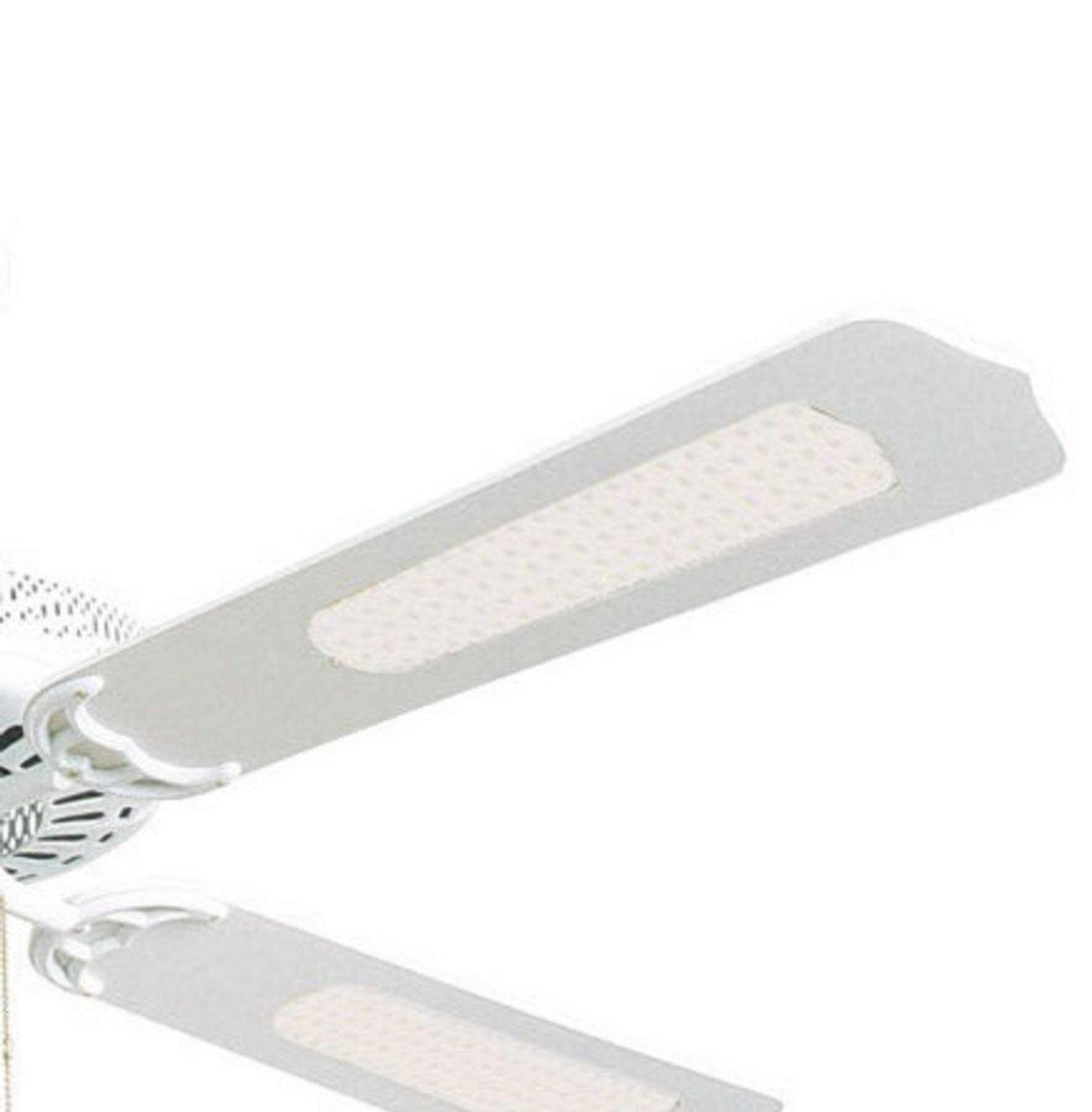Pale bianche per ventilatore a soffitto con inserti traforati.