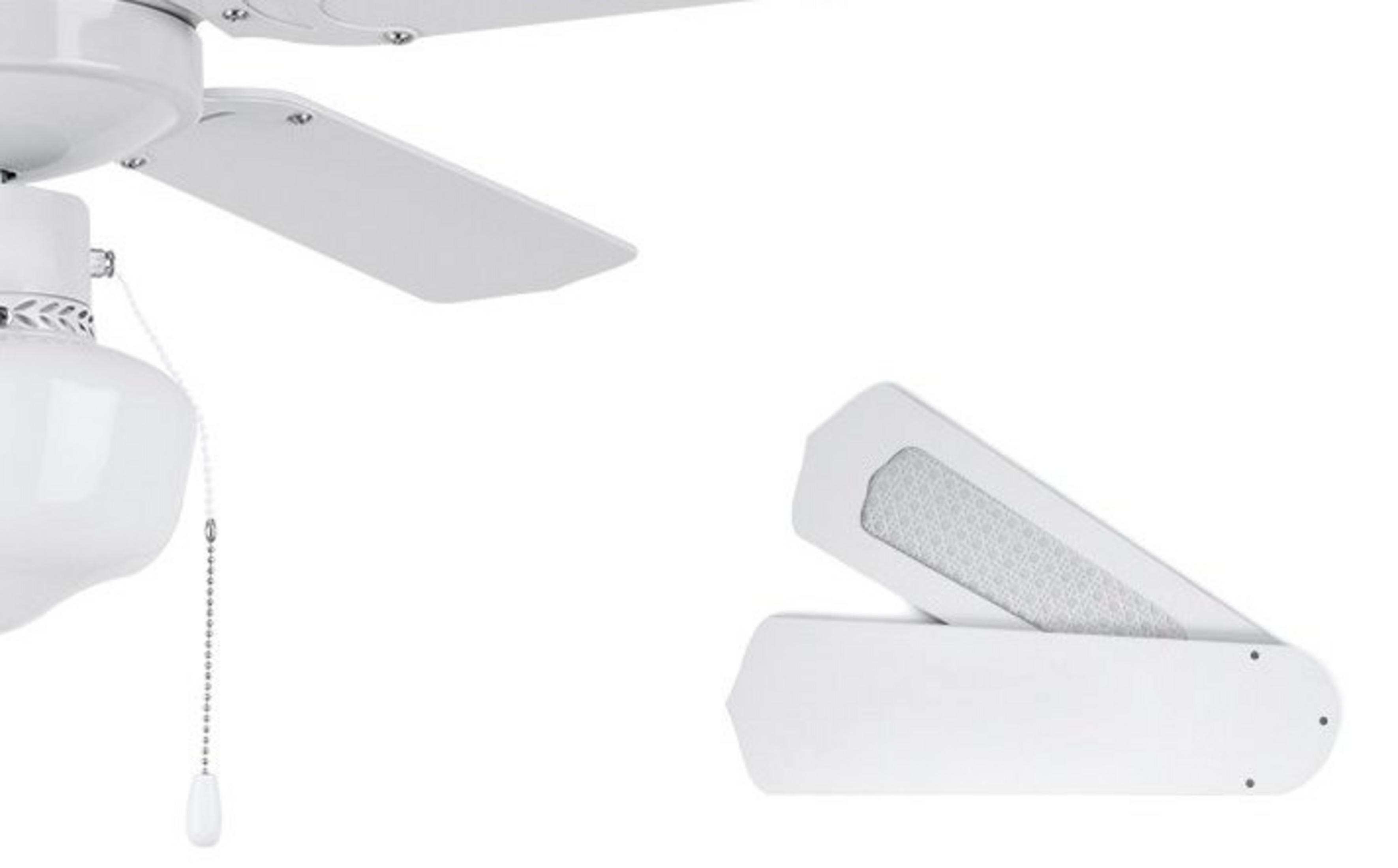 Un ventilador de techo blanco con luz adjunta y un primer plano de una pala separada.