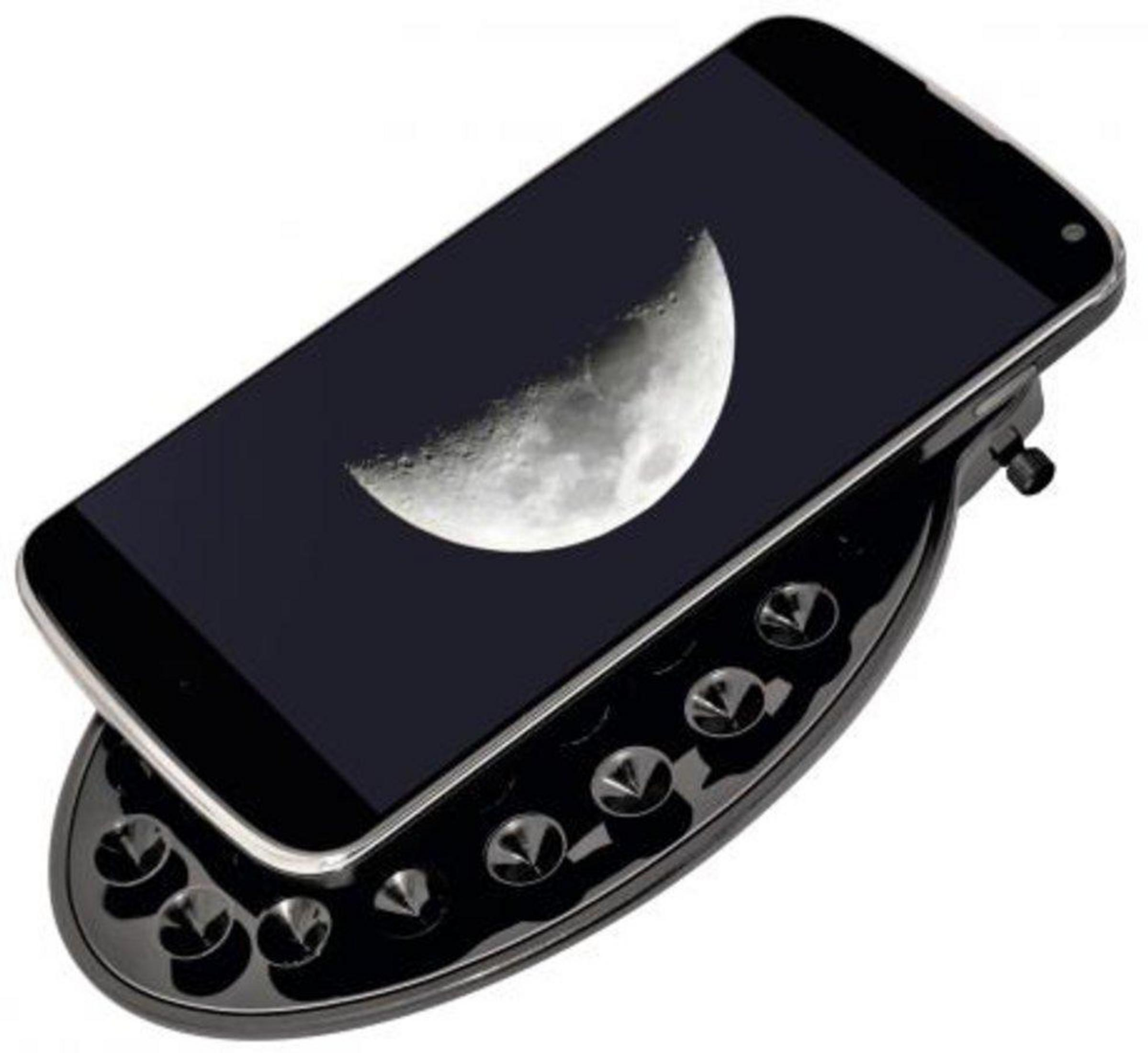Un smartphone con una luna creciente en la pantalla sobre un soporte negro.