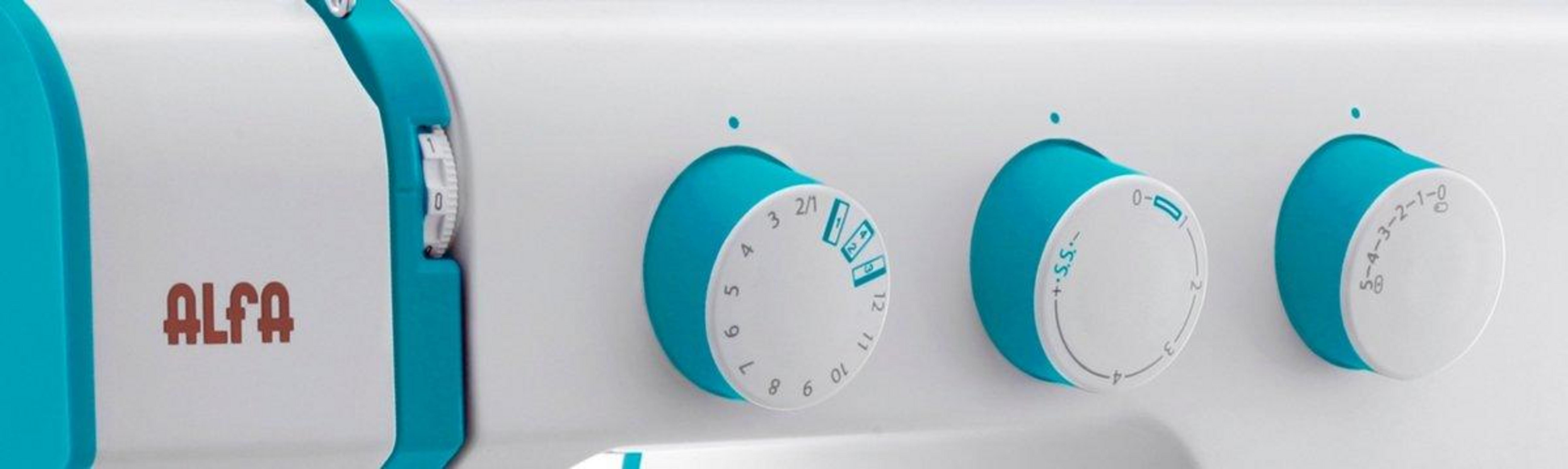 Primer plano de una máquina de coser blanca con detalles turquesa y diales de control.