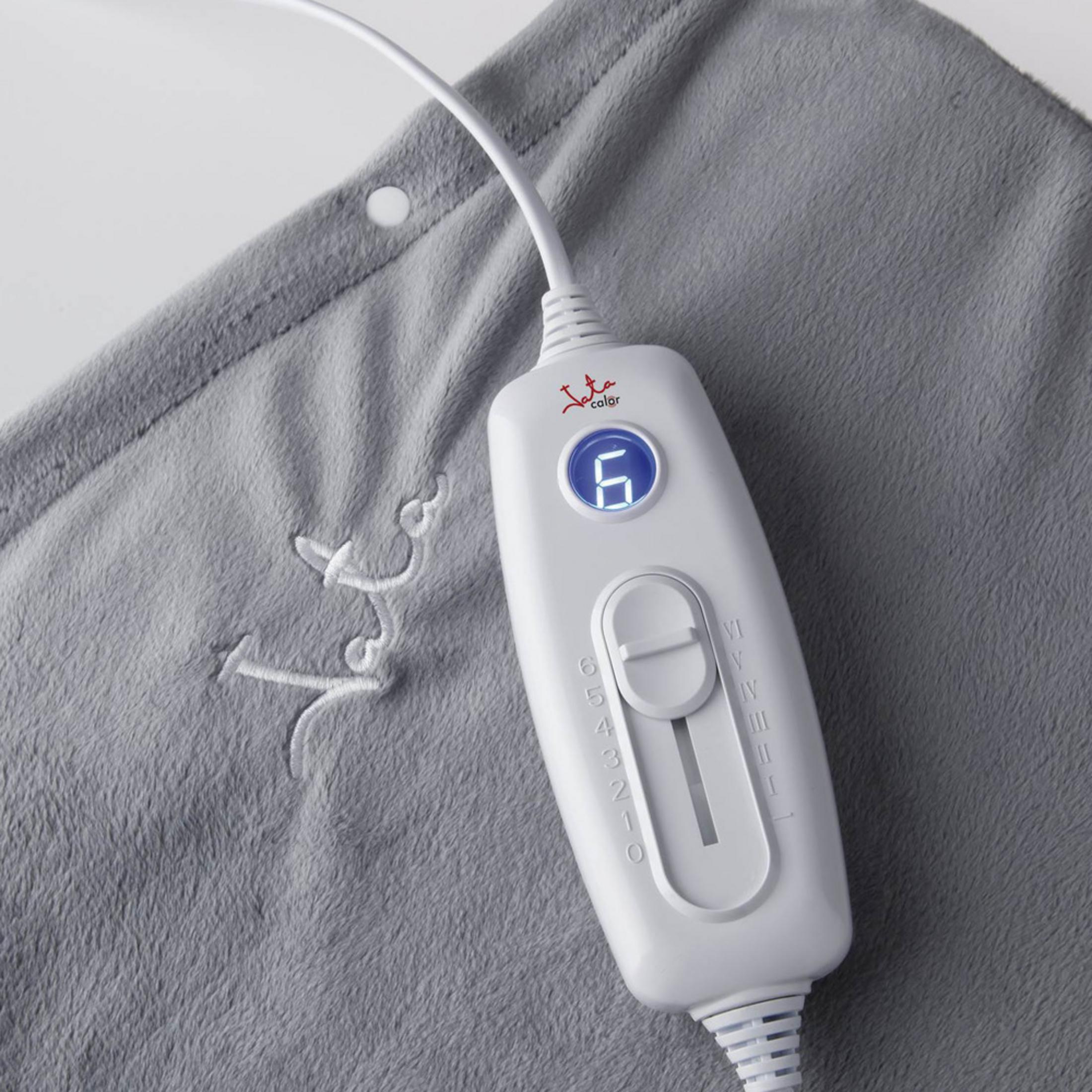 Manta térmica gris con controlador blanco que muestra el nivel 6.