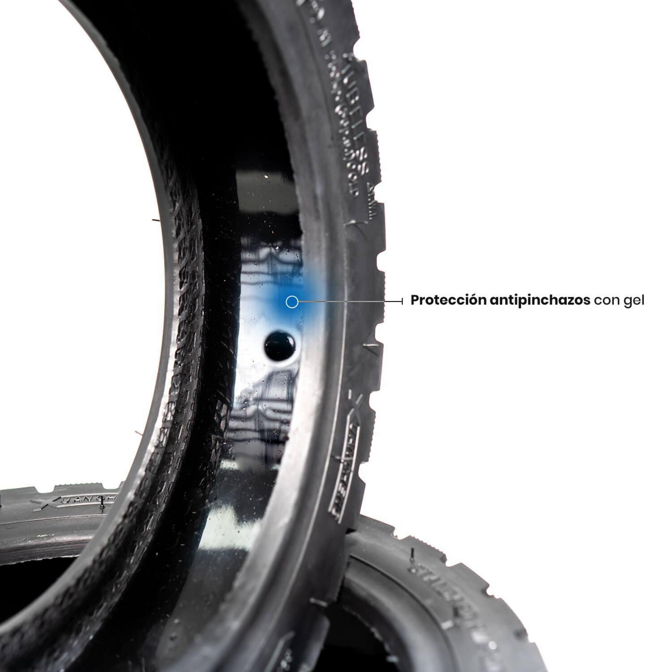 Primer plano de un neumático de bicicleta con protección antipinchazos de gel.