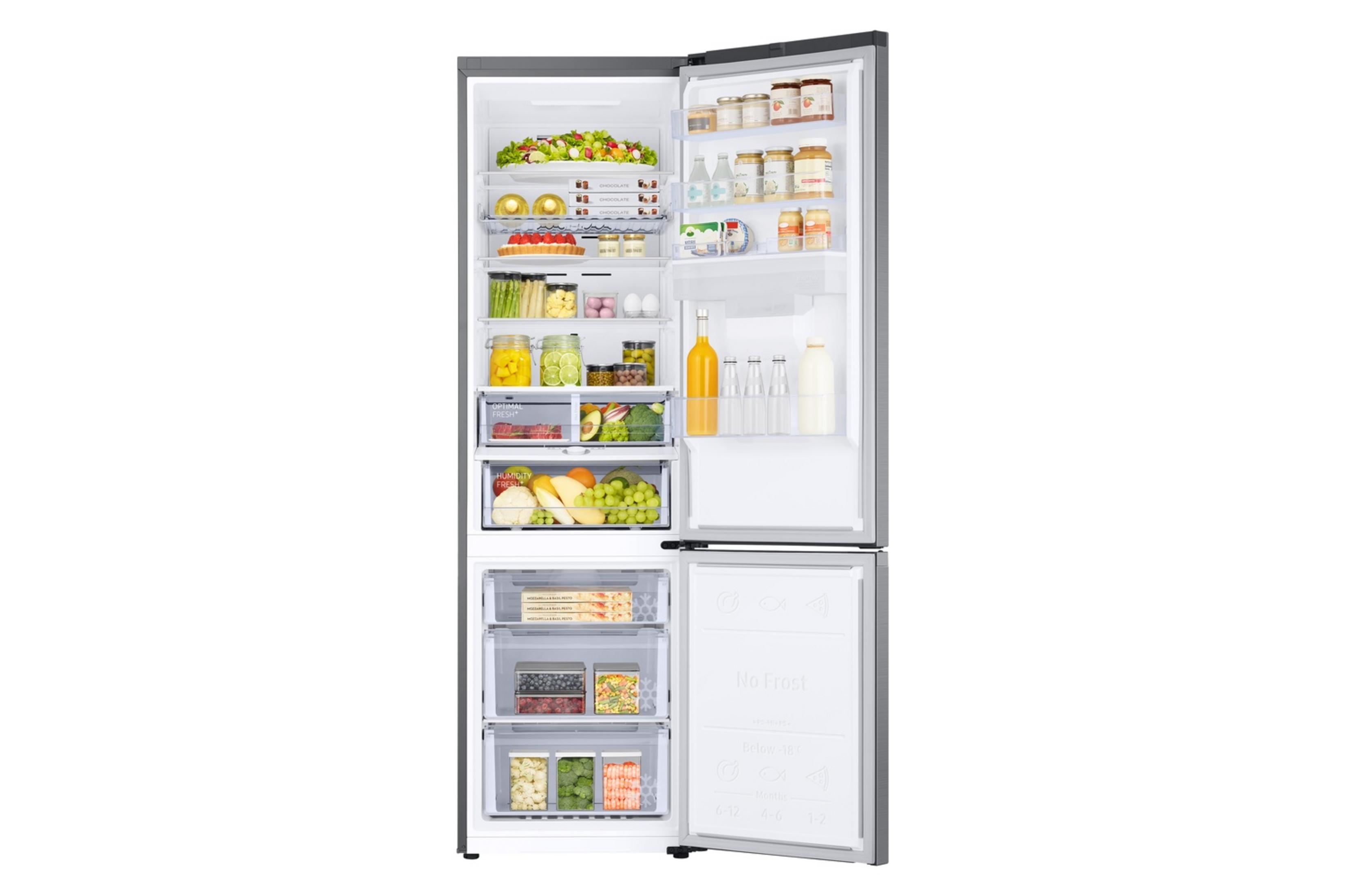 Refrigerador abierto con estantes llenos de comida, bebidas, frutas y verduras.