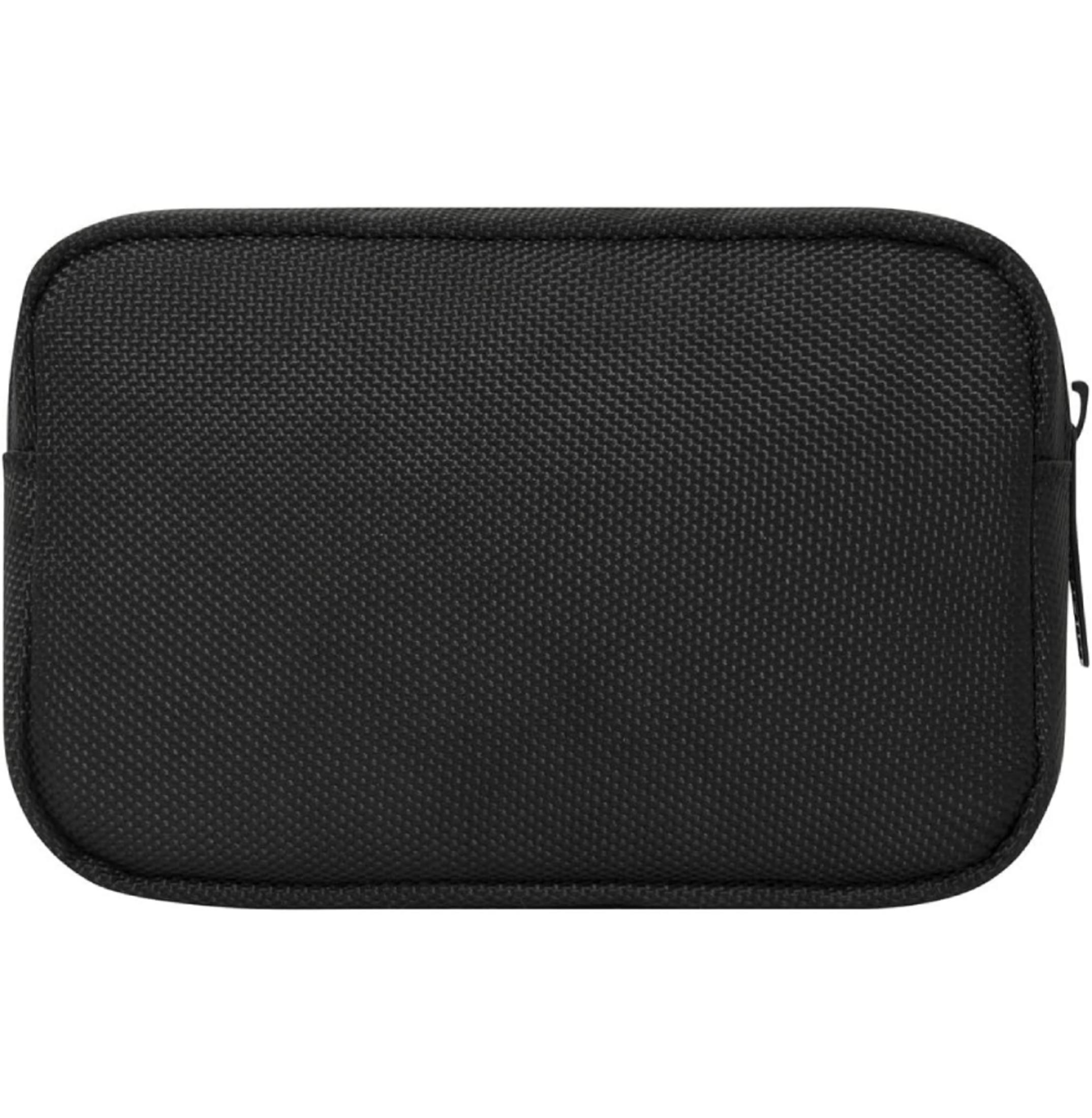 Bolsa rectangular negra con cremallera y superficie texturizada.