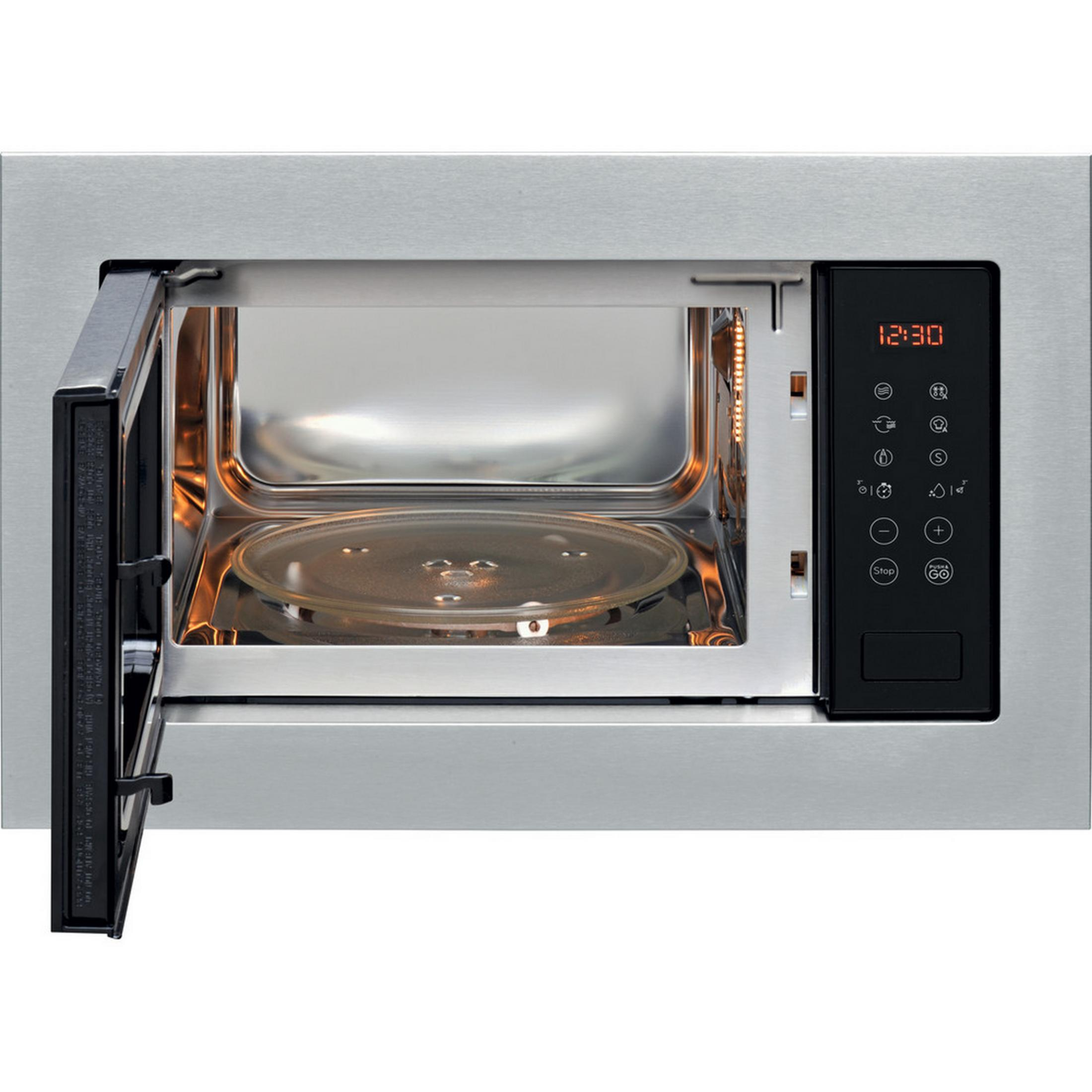 Un forno a microonde da incasso con porta aperta, piatto girevole in vetro e display digitale.