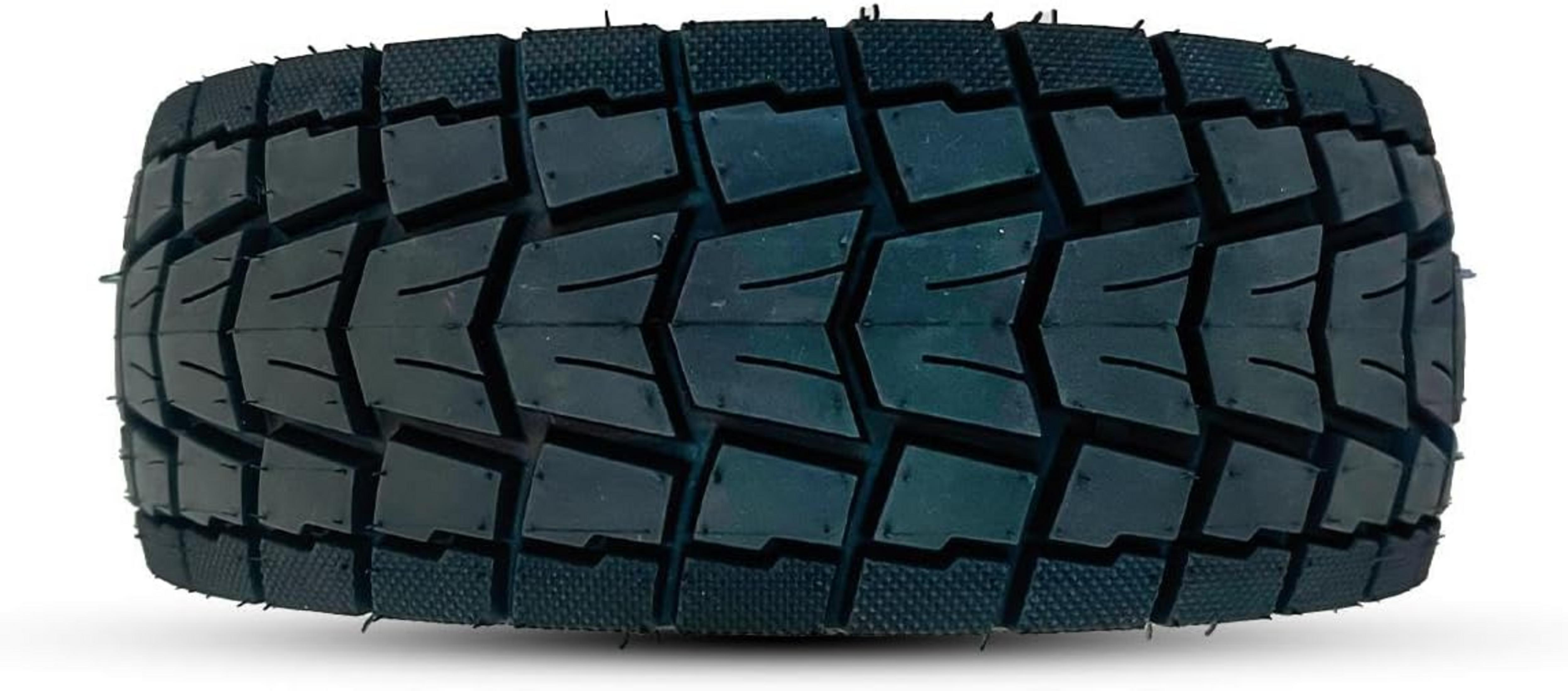 Un neumático negro con un agresivo dibujo de banda de rodadura de bloques rectangulares.