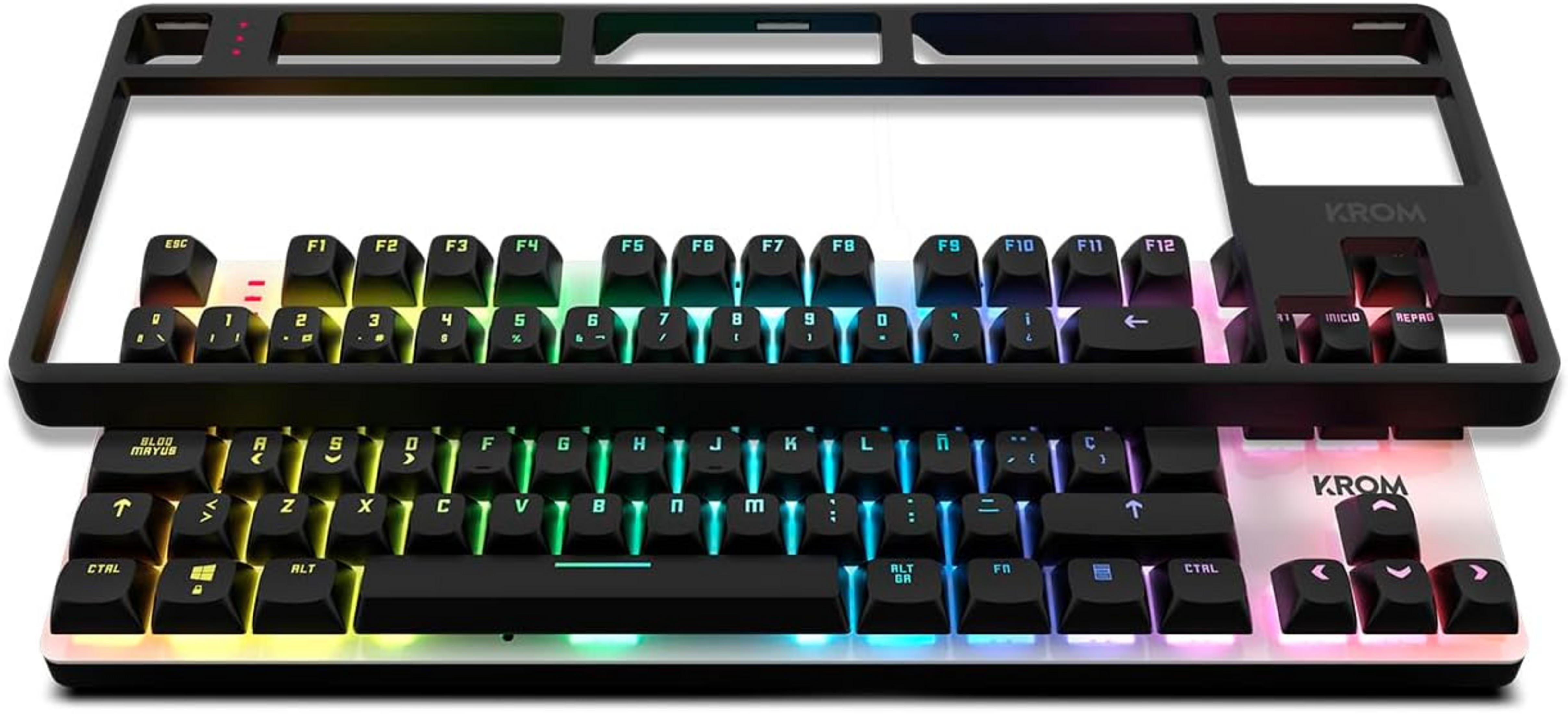Una tastiera nera con retroilluminazione RGB colorata e logo KROM.