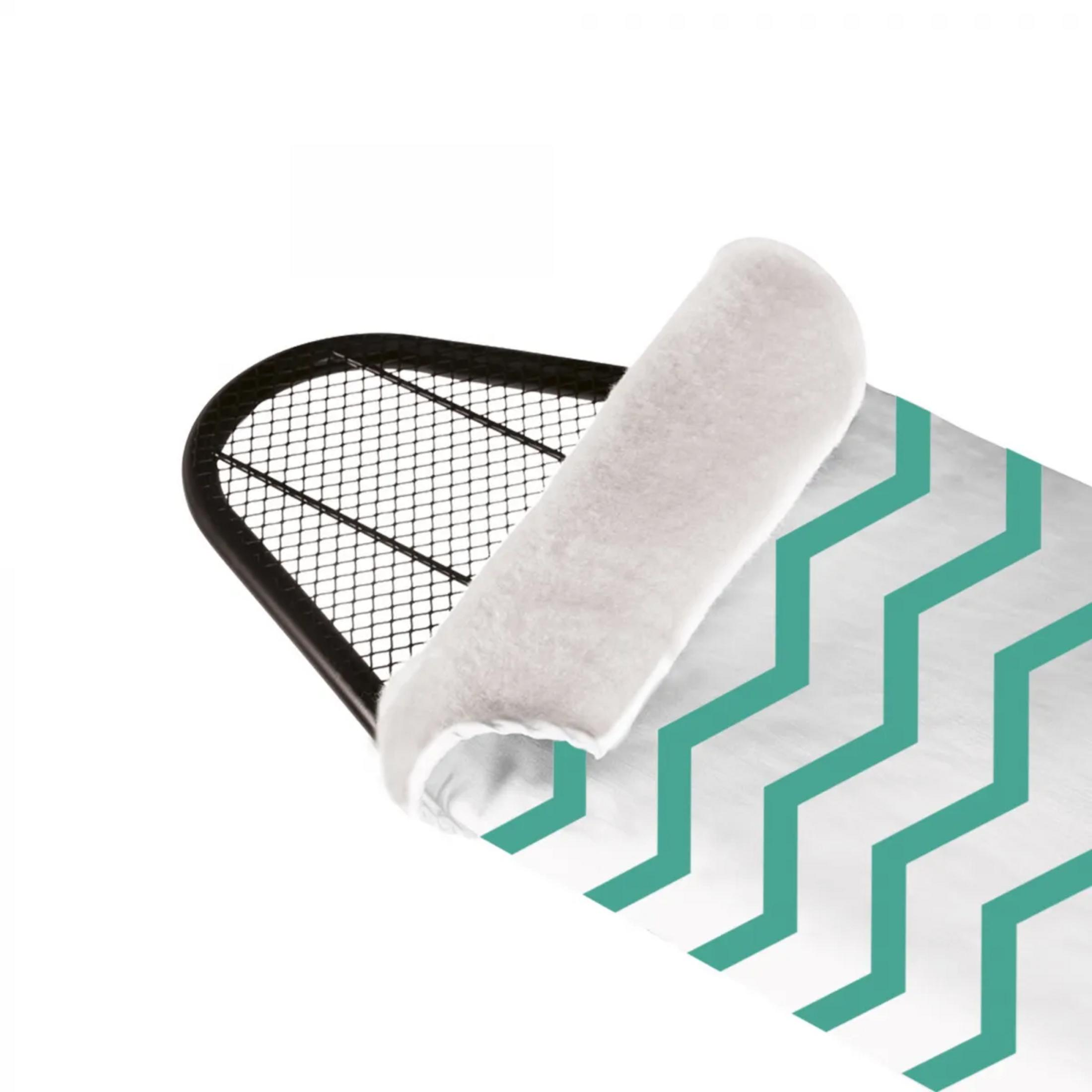 Una tabla de planchar con funda blanca y motivos de zigzag turquesa.