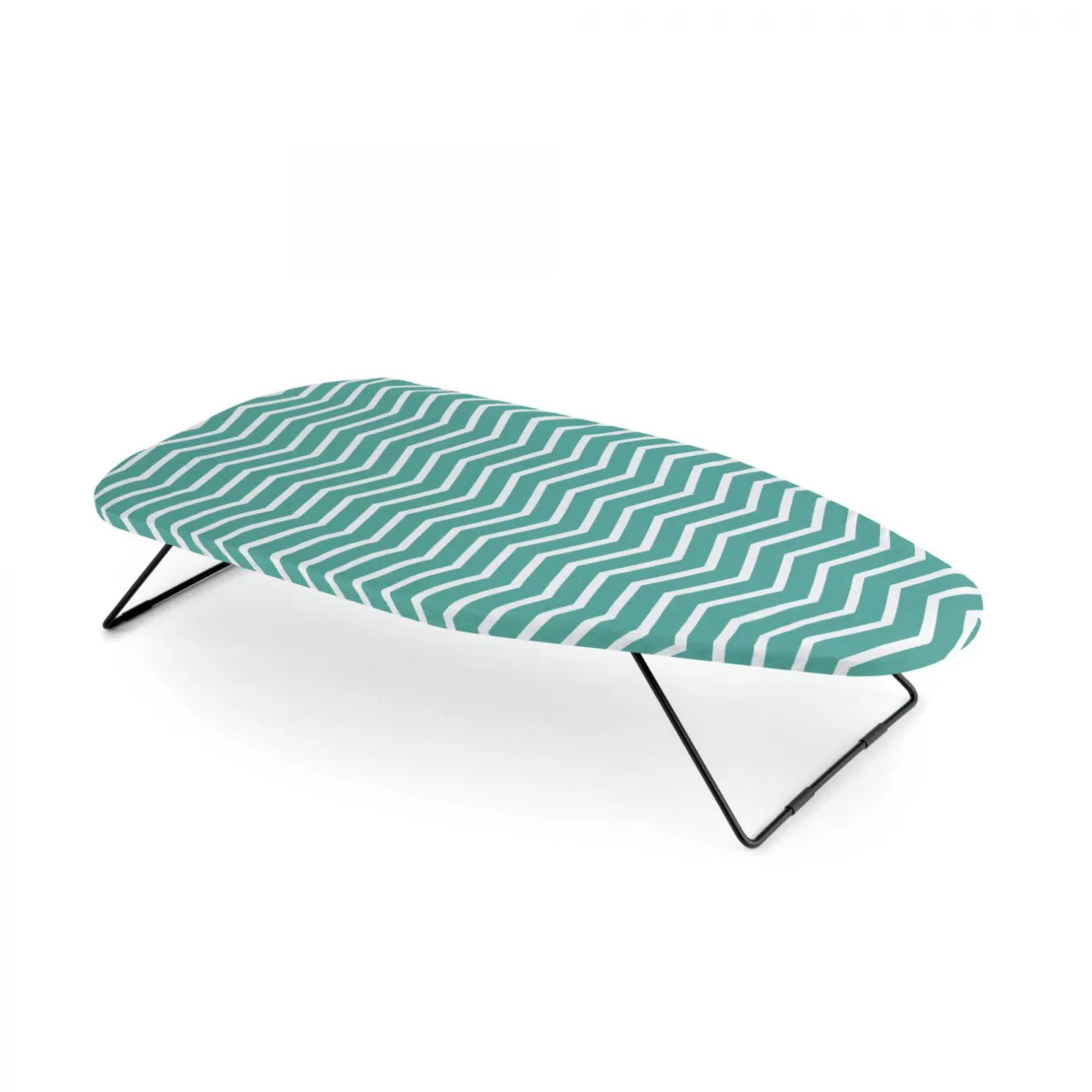 Tabla de planchar con patrón zigzag turquesa y blanco y patas negras.