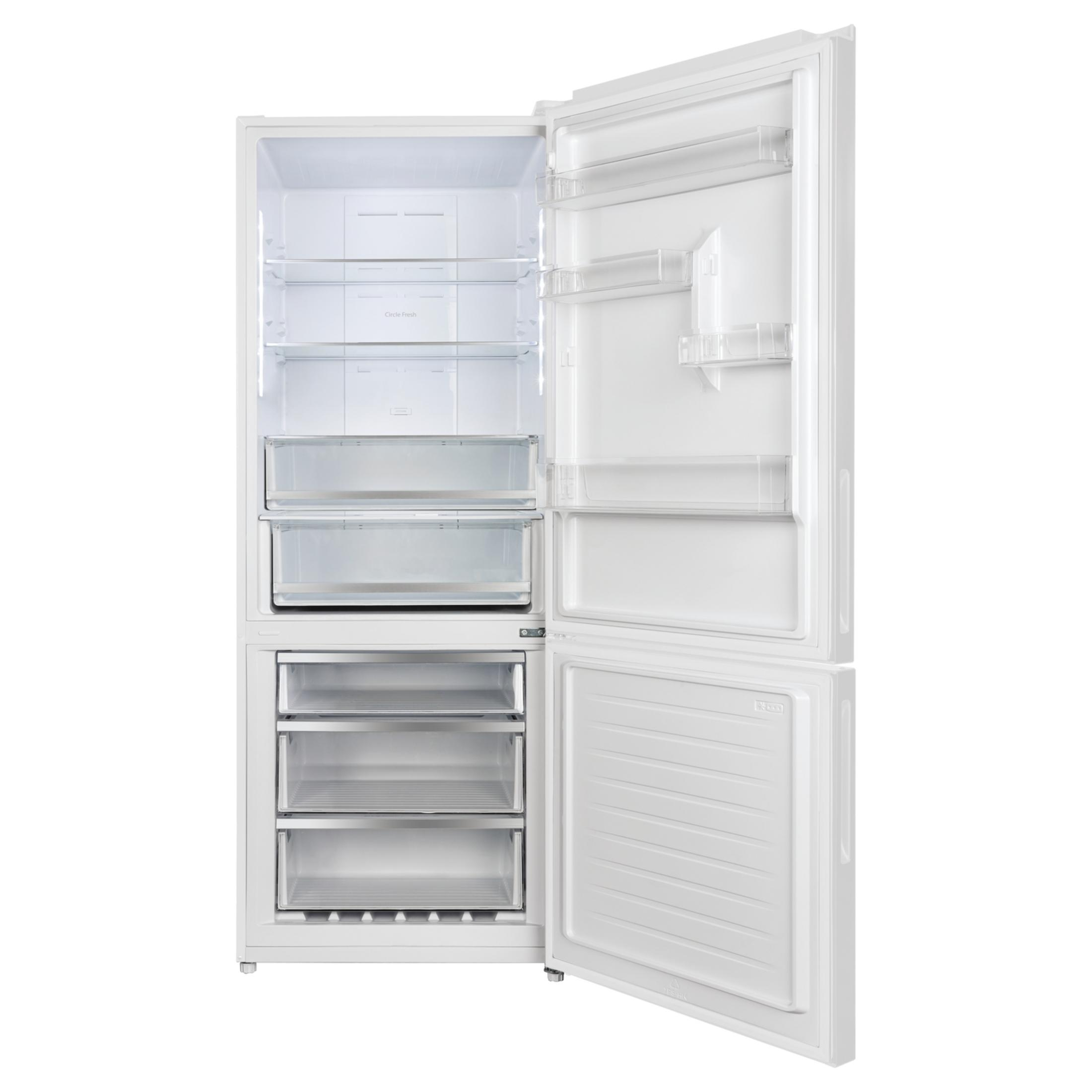 Un refrigerador blanco abierto con múltiples estantes y cajones.