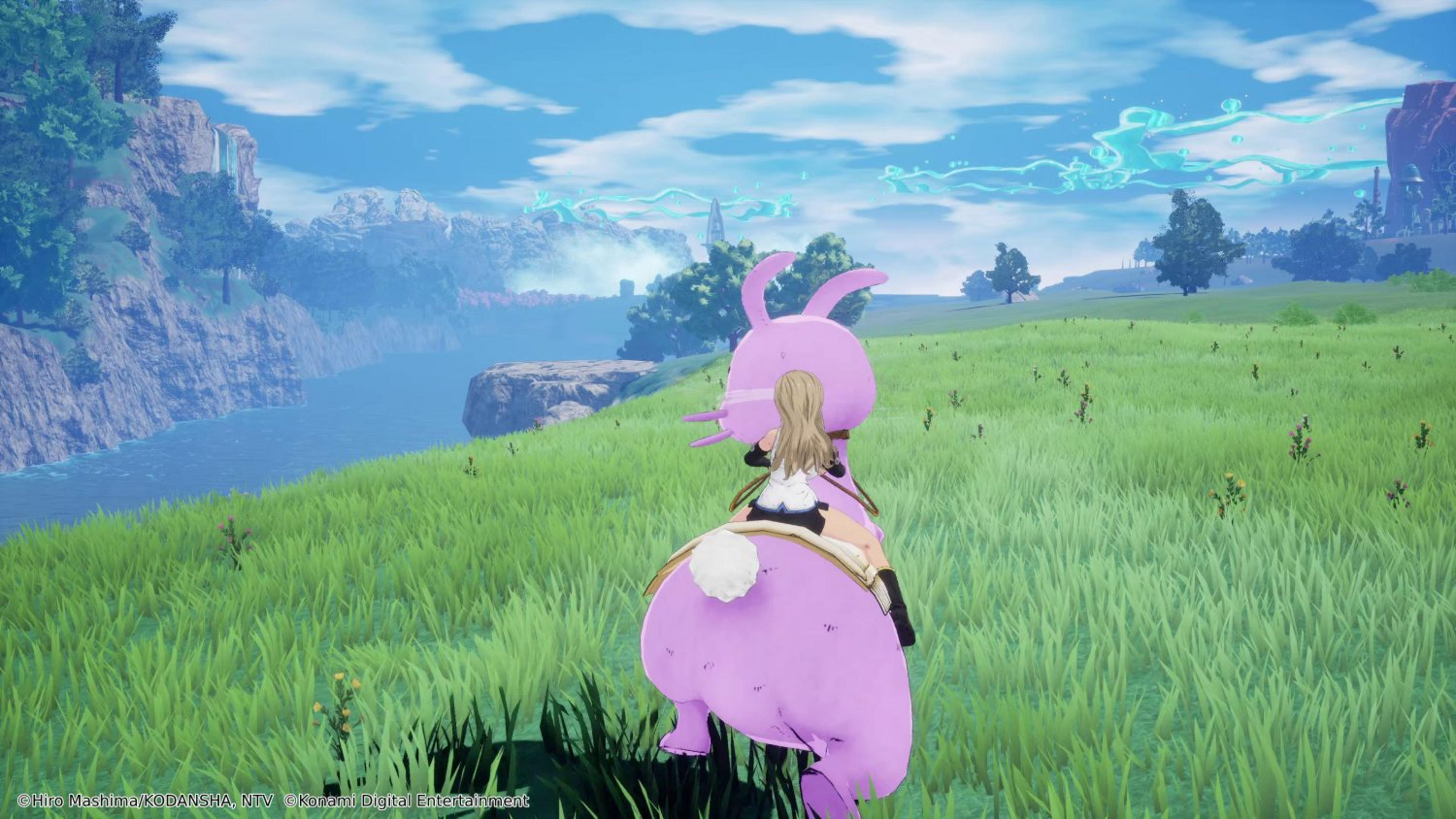 Chica en una criatura rosa en un campo con río y acantilados.