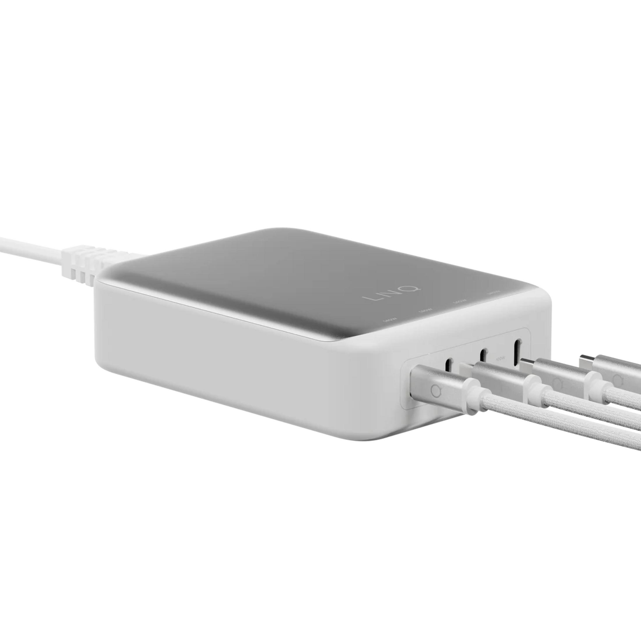 Un adattatore di ricarica bianco con parte superiore argentata e cavi USB-C collegati.
