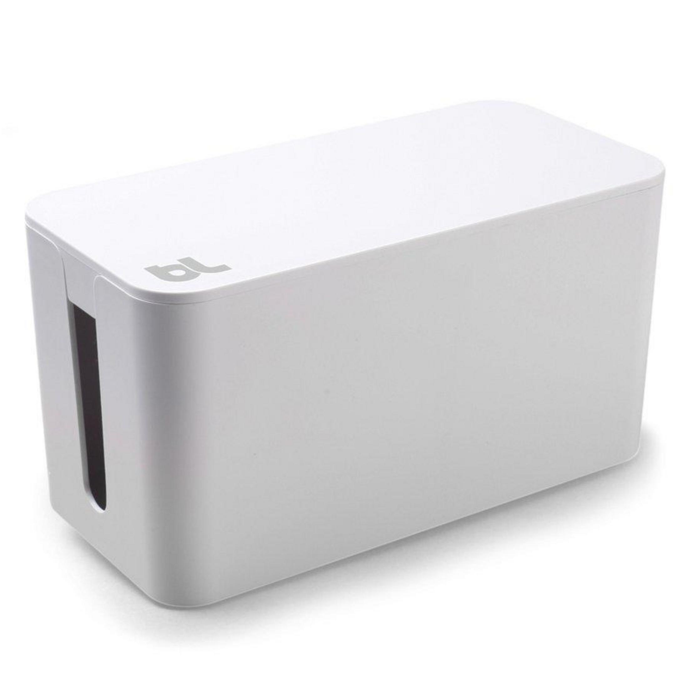 Eine weiße Kabelmanagementbox mit Logo oben und seitlichen Öffnungen.