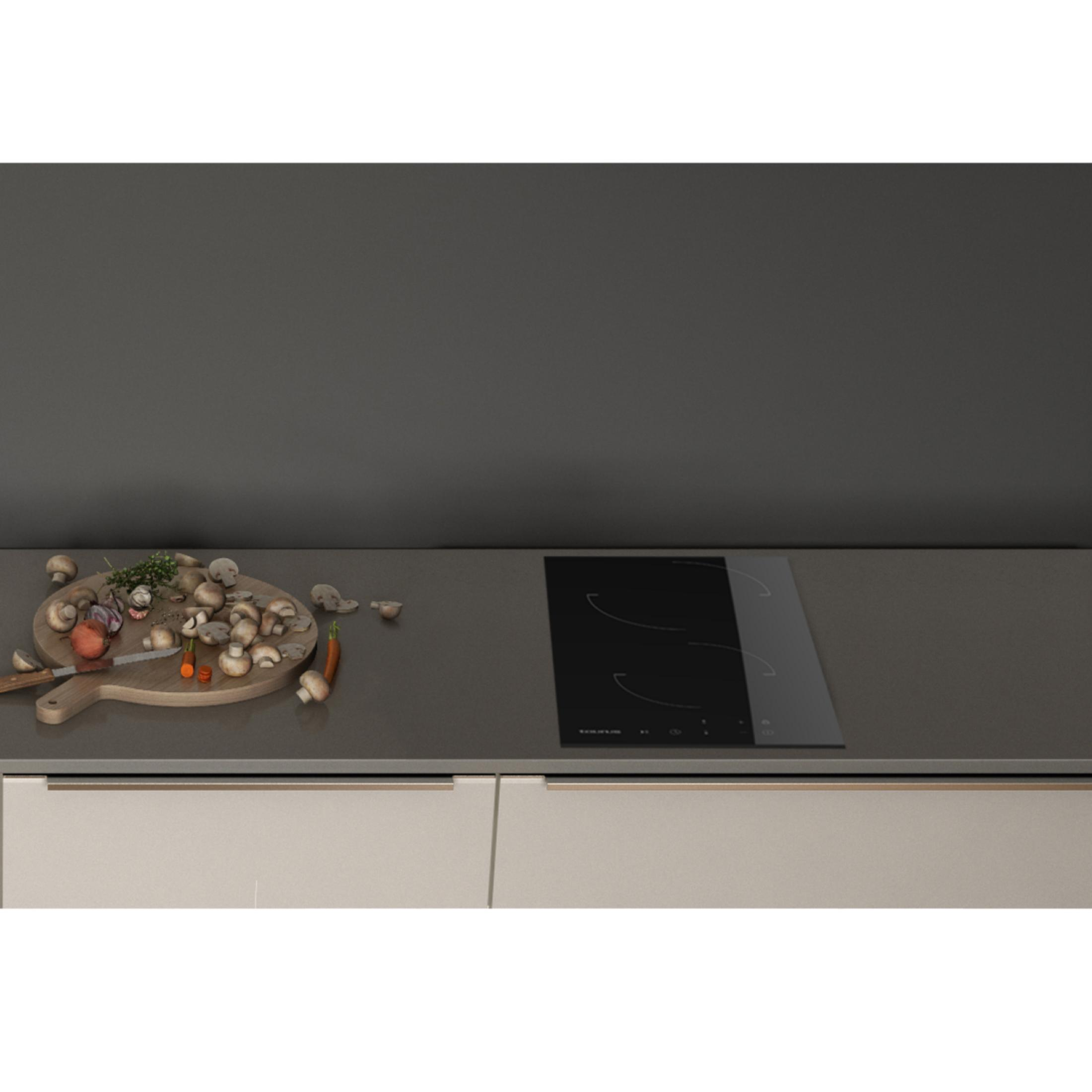 Tabla de cortar con champiñones, cebolla, zanahorias y cuchillo junto a placa de inducción.