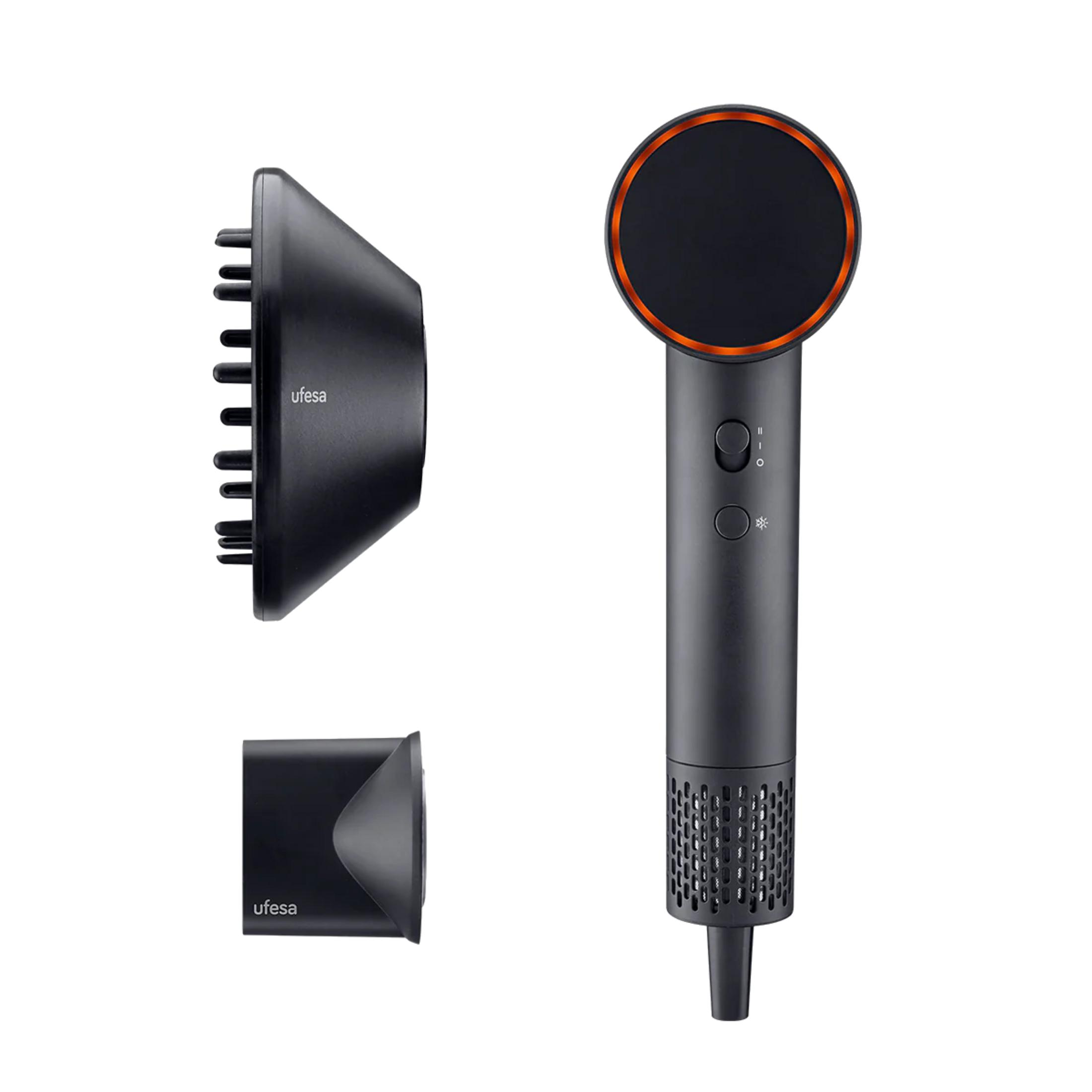 Un asciugacapelli nero con due accessori e un anello arancione.