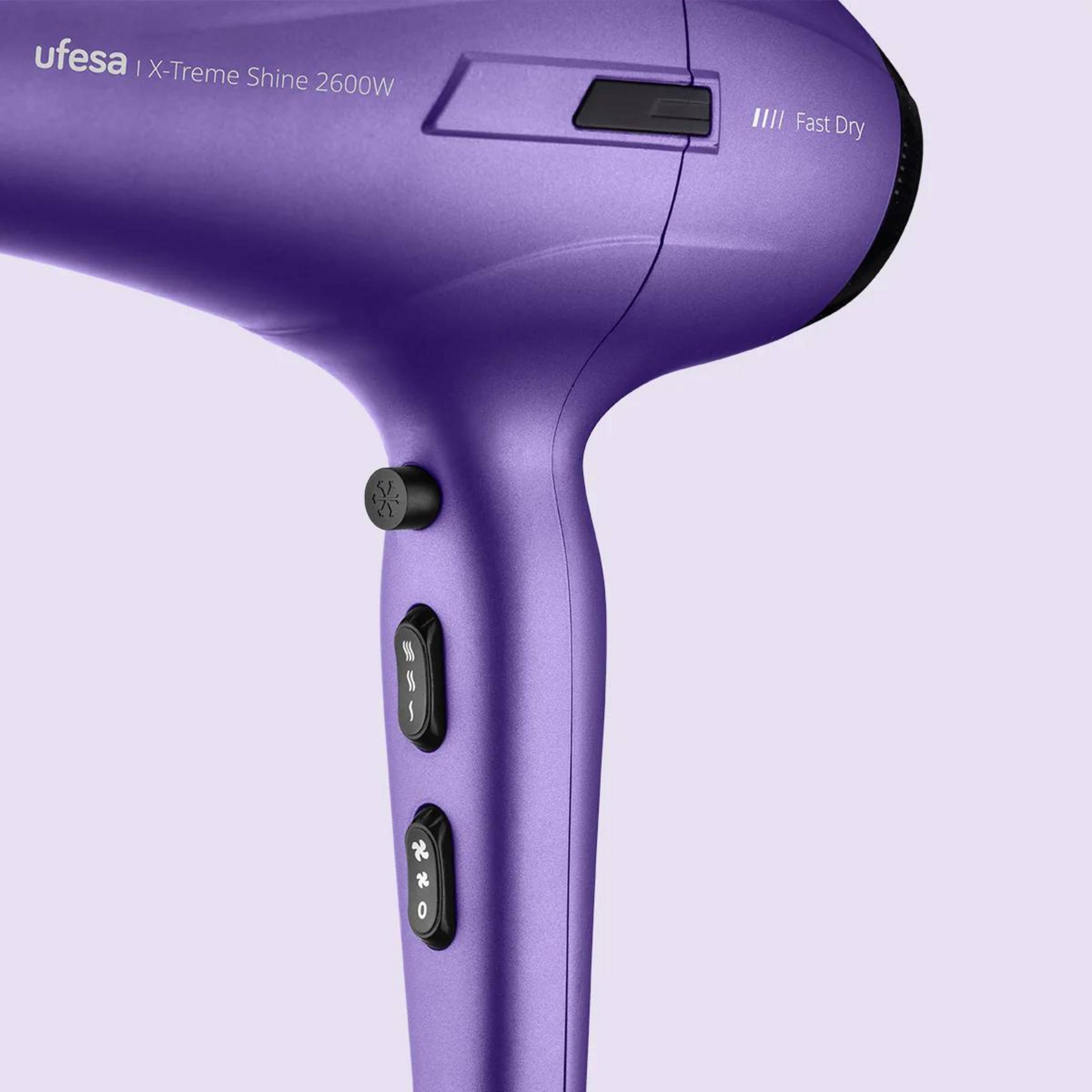 Primo piano di un asciugacapelli Ufesa viola con pulsanti e testo 'Fast Dry'.