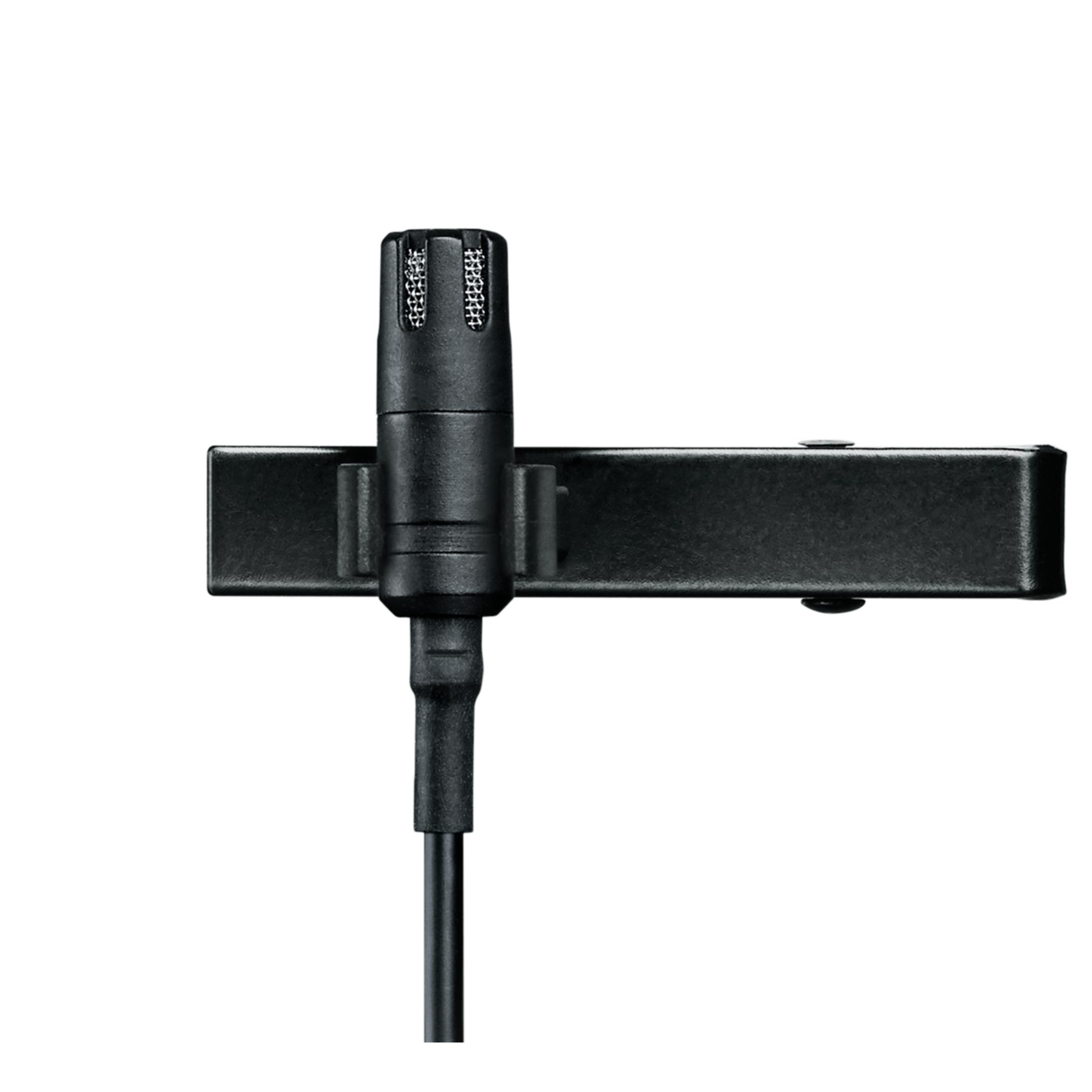 Un micrófono de solapa negro con cable y clip sobre fondo blanco.
