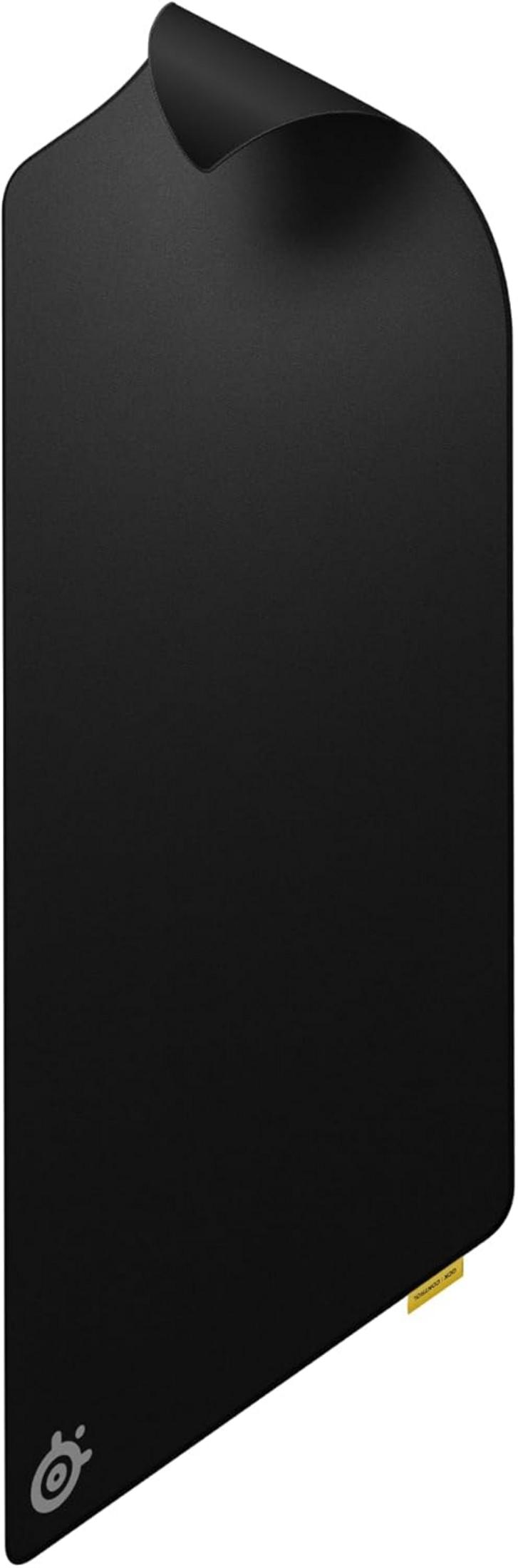 Schwarzes Mauspad mit aufgewickelter Ecke und Logo unten links.