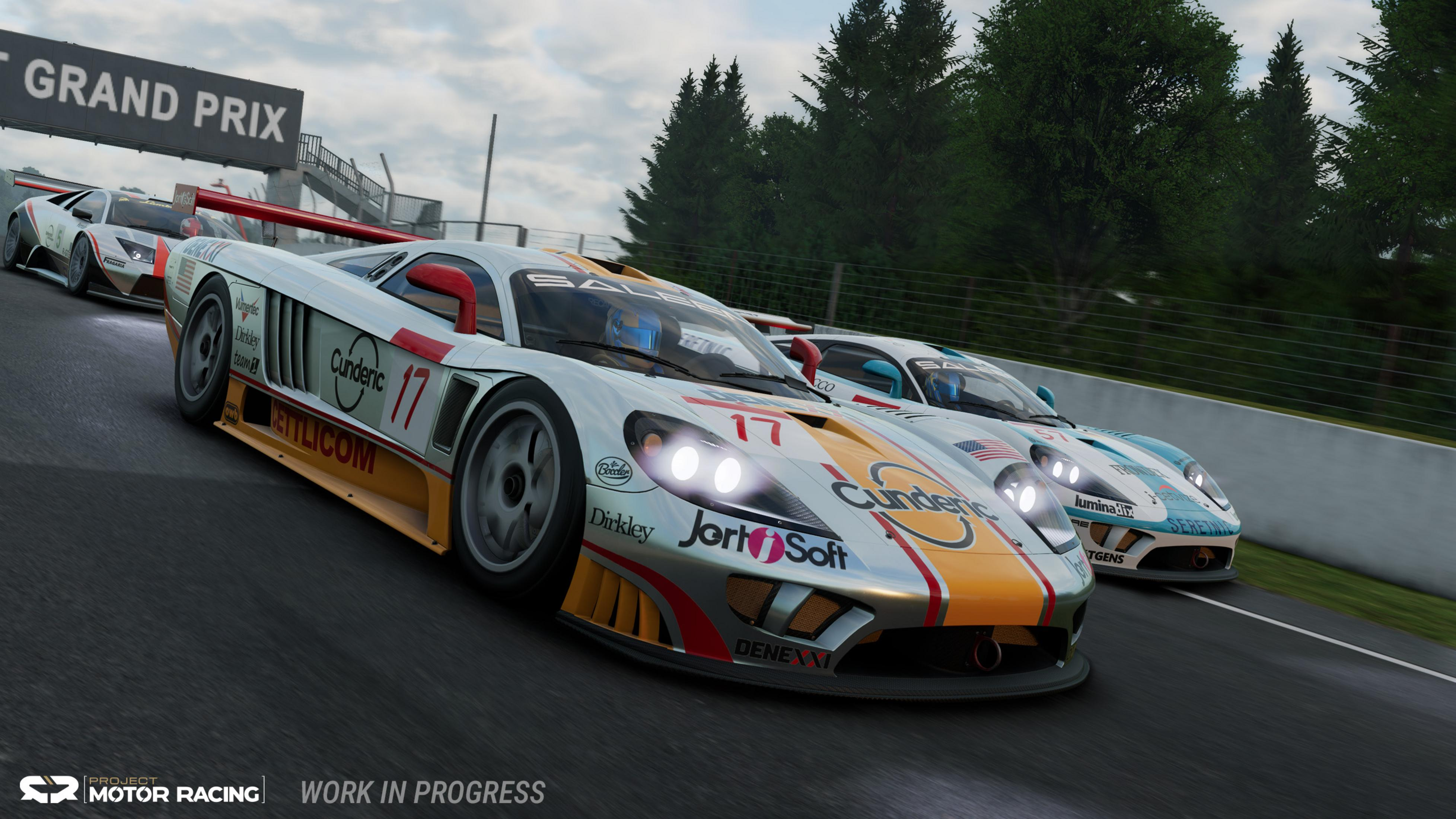 Auto da corsa in pista: auto bianca #17, auto blu #57, auto bianca #5. Cartello Gran Premio.