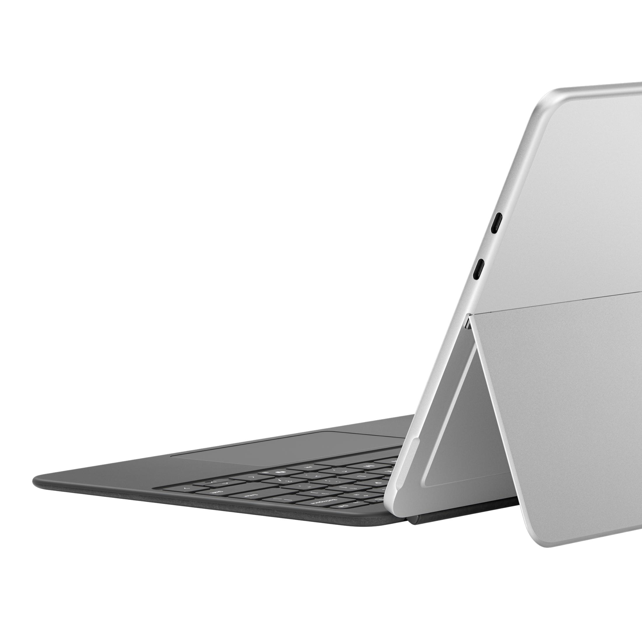 Un laptop 2 in 1 argentato con tastiera staccabile su sfondo bianco.