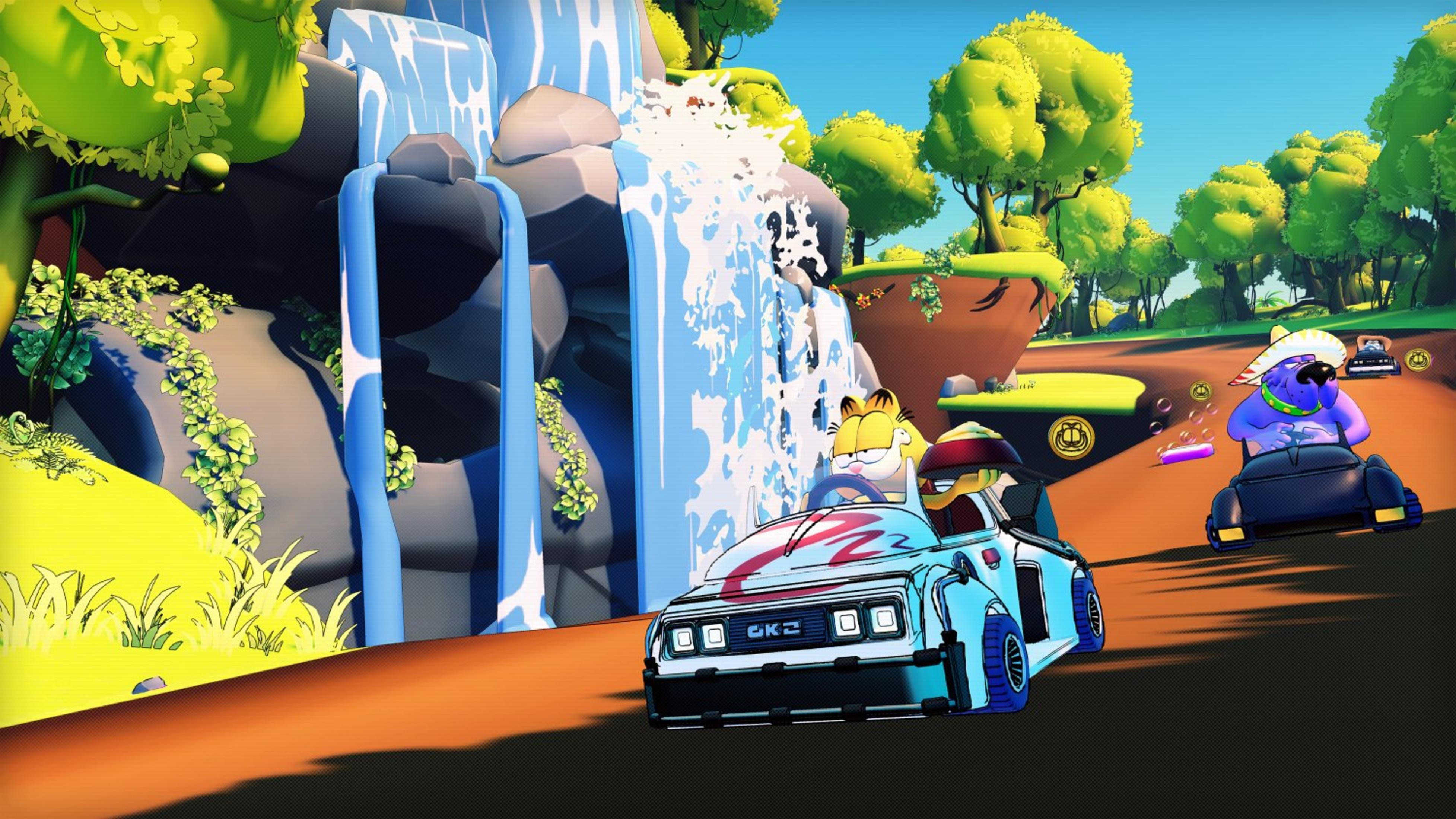 Garfield e un cane gareggiano con go-kart colorati su una pista con cascata.