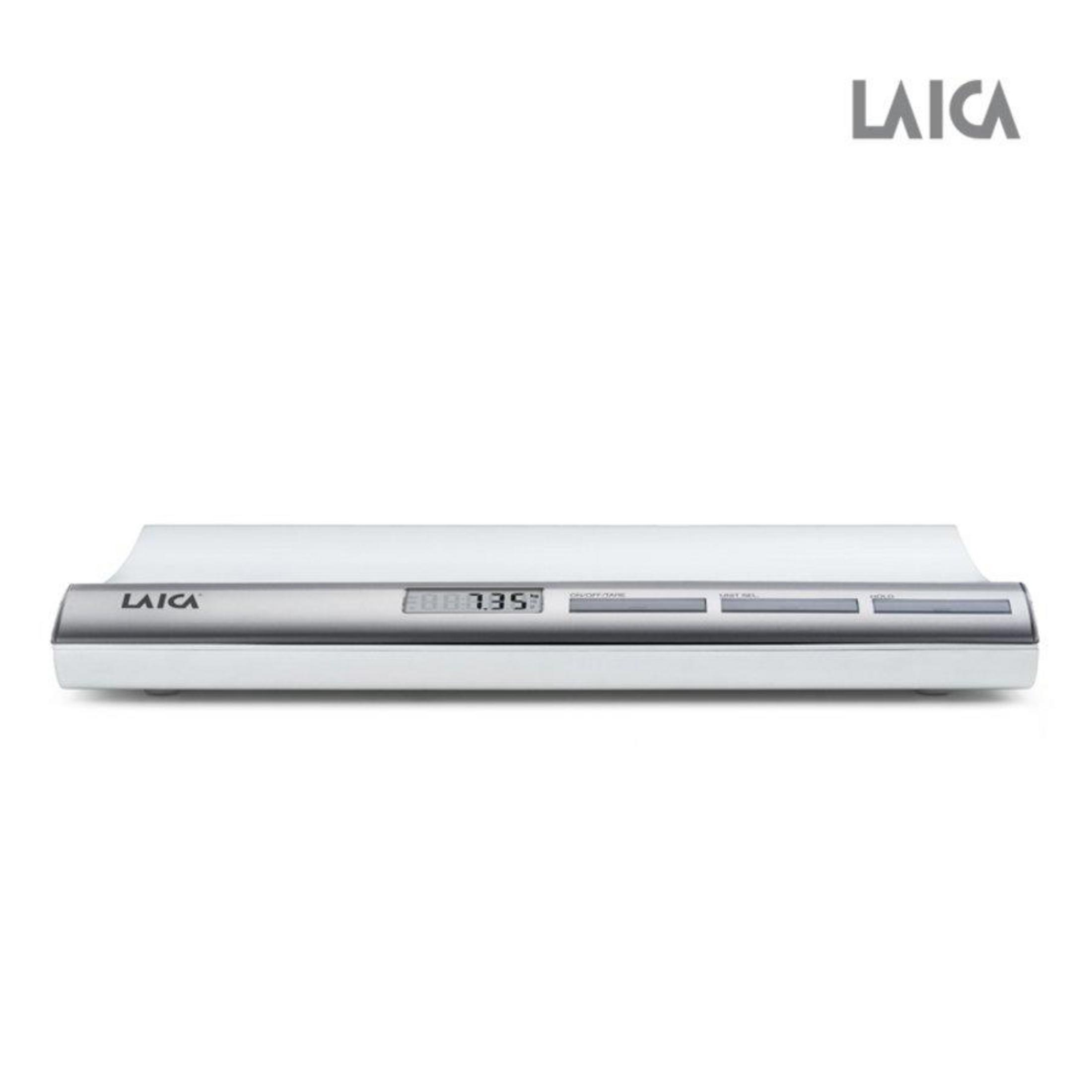 Una báscula digital LAICA blanca y plateada con una pantalla que muestra 8.8.8 7.35