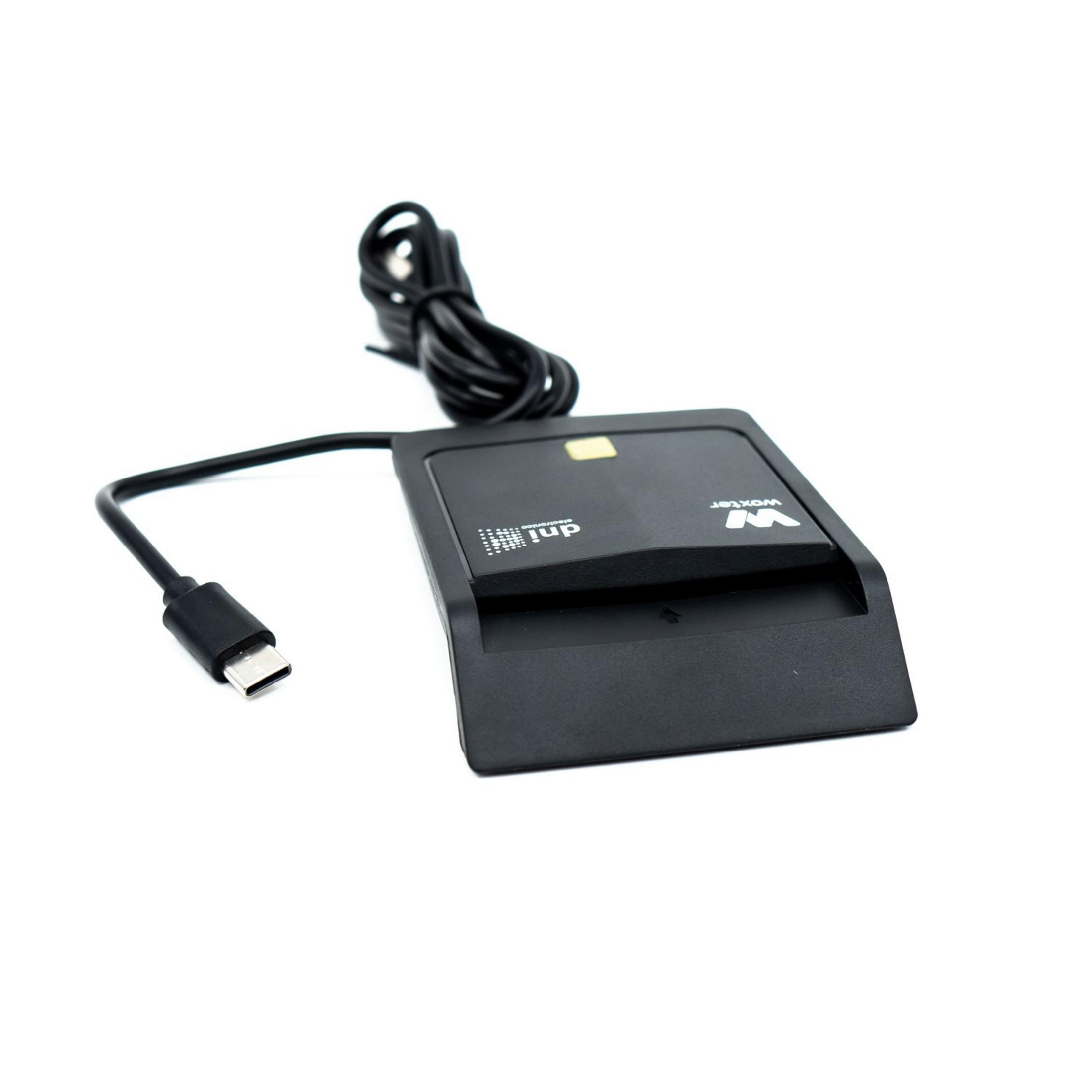 Un lettore di carte nero con cavo USB-C su sfondo bianco.