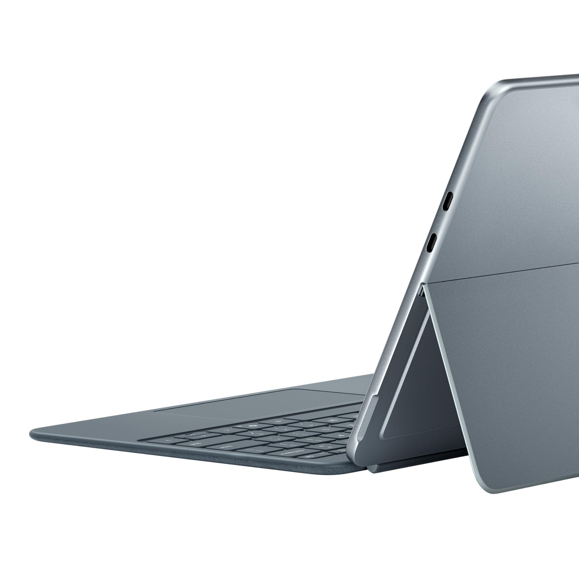 Tablet grigio con tastiera e cavalletto attaccati, visto di lato.