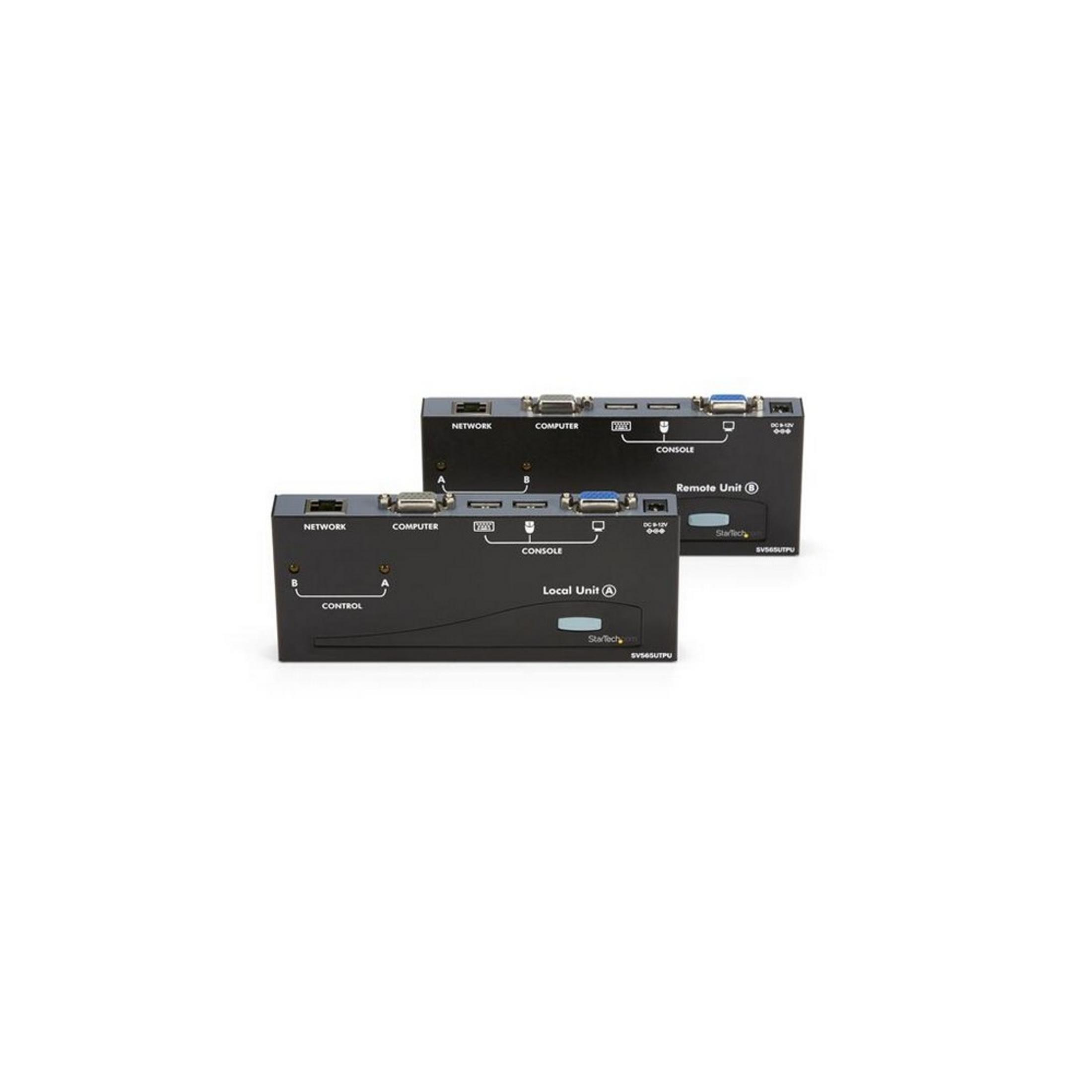 Twee zwarte KVM-units, lokaal en remote, met gelabelde poorten.