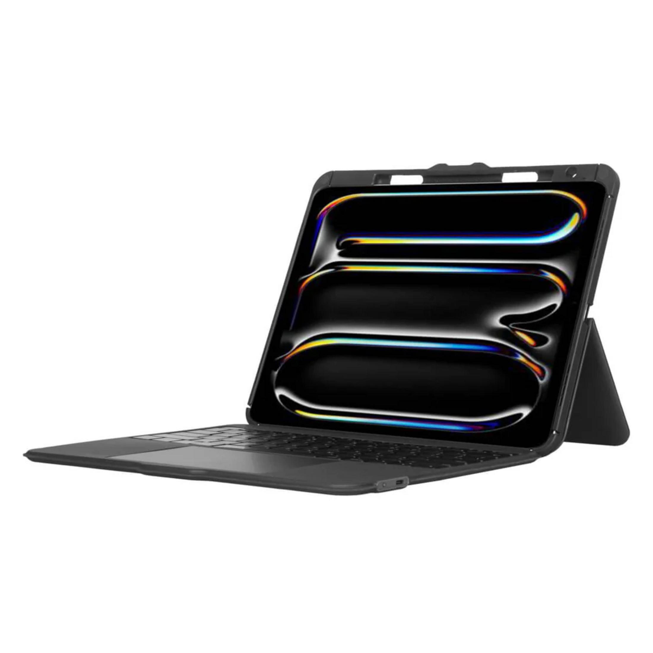 Un tablet nero con custodia tastiera e supporto, su sfondo bianco.