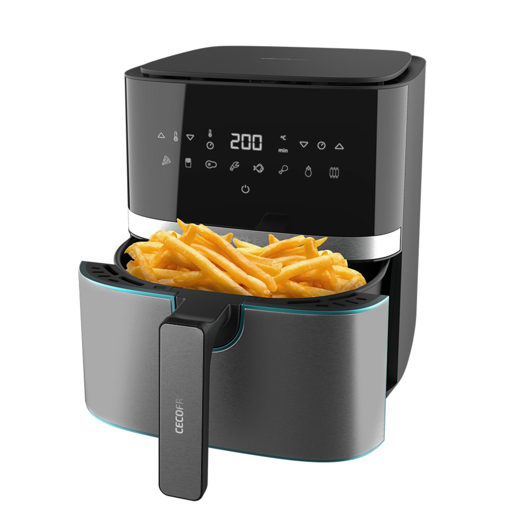 Una freidora de aire negra con una cesta llena de patatas fritas doradas.