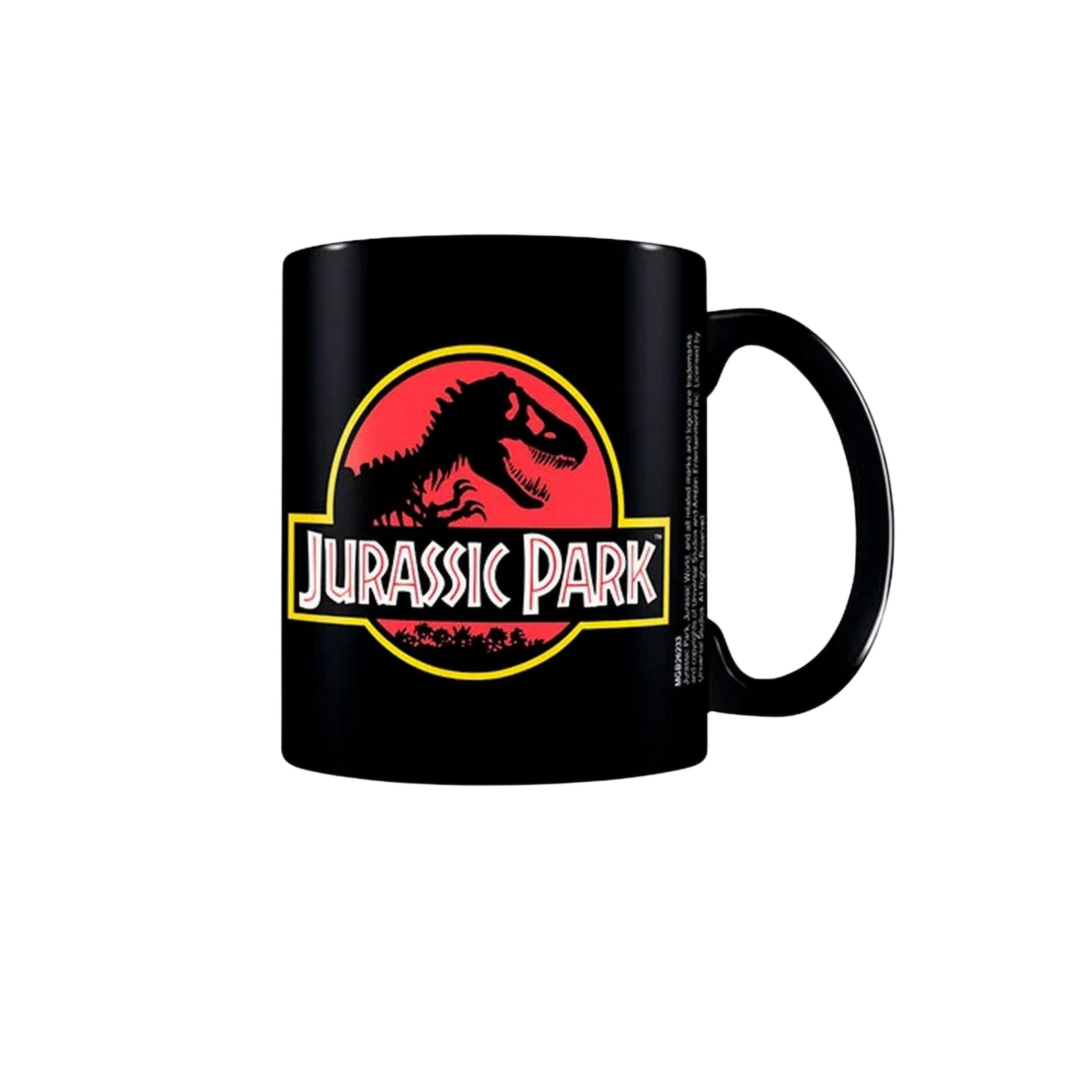Czarny kubek z logo Jurassic Park: czerwone koło, sylwetka dinozaura, żółta obwódka.