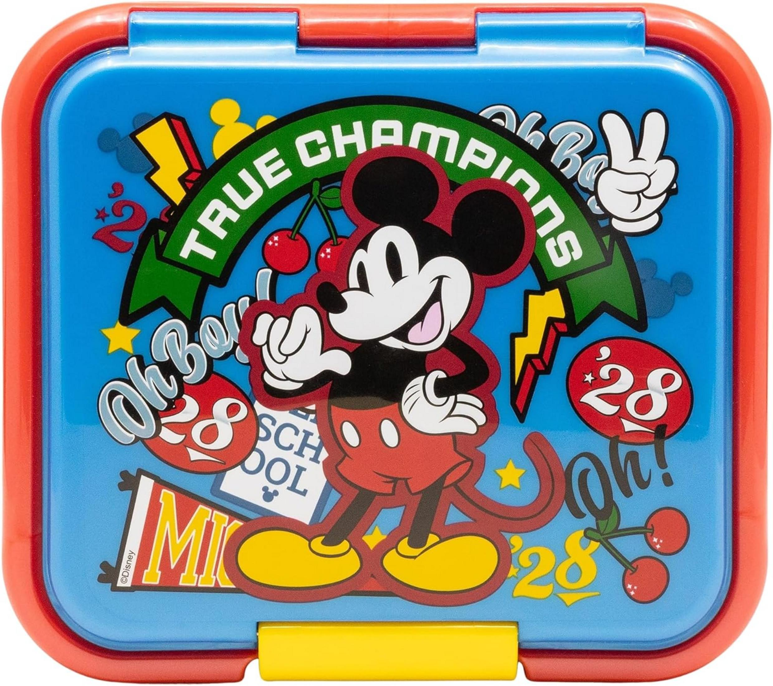 Mickey Mouse en una fiambrera azul con borde rojo, con texto y gráficos.