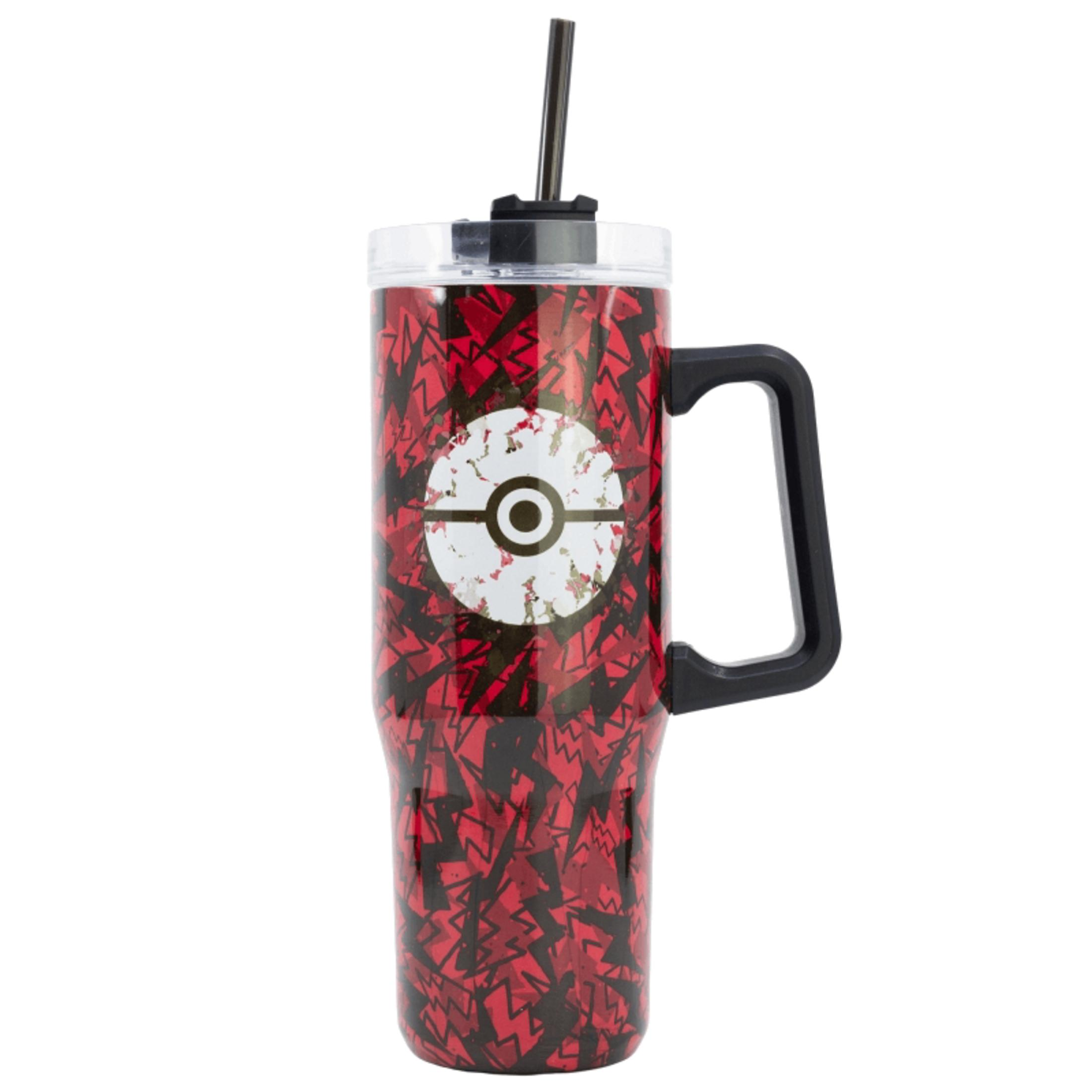 Vaso rojo con patrón de rayos y logo de Pokeball, asa y pajita negras.