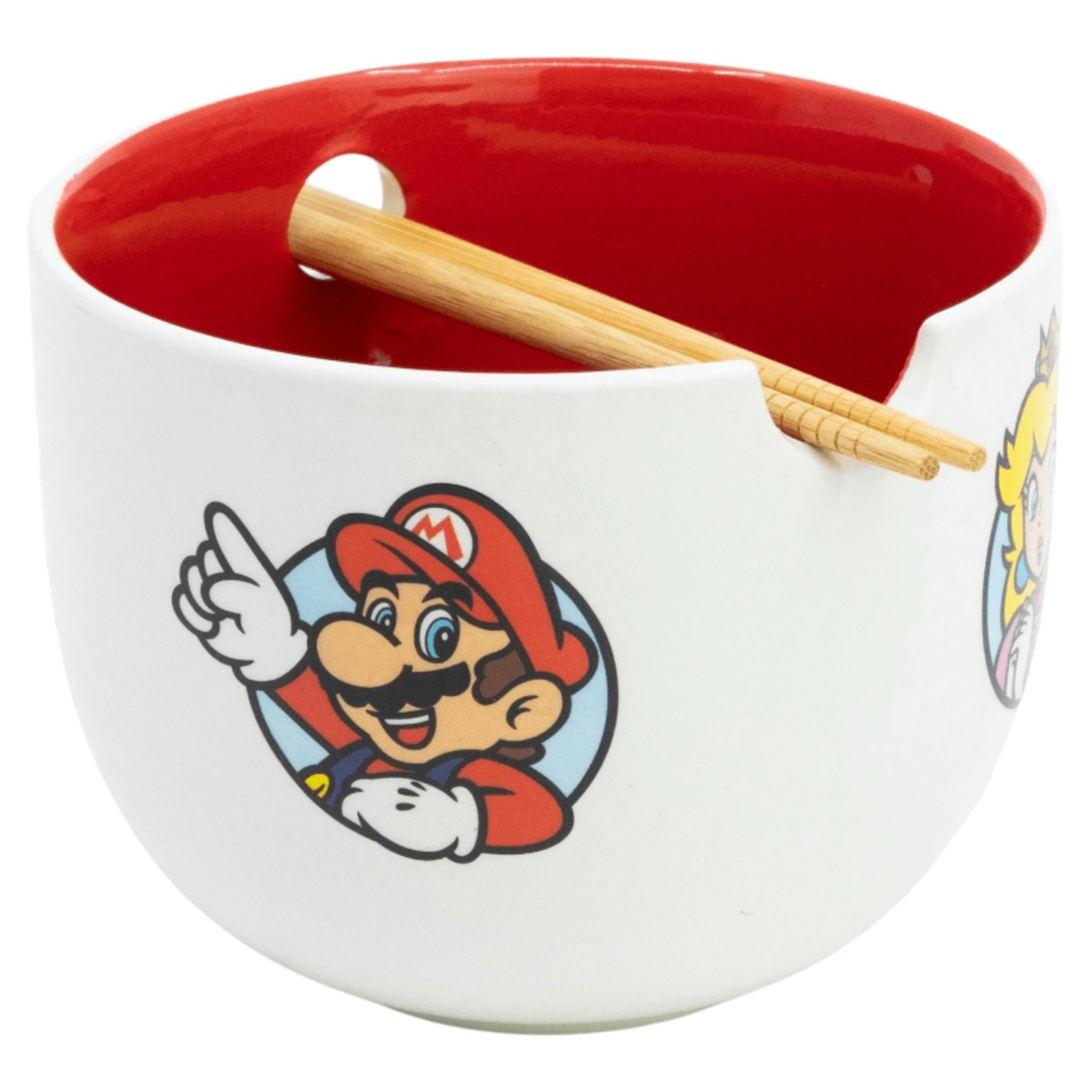 Bol blanco con estampados de Mario y Peach, interior rojo y palillos.